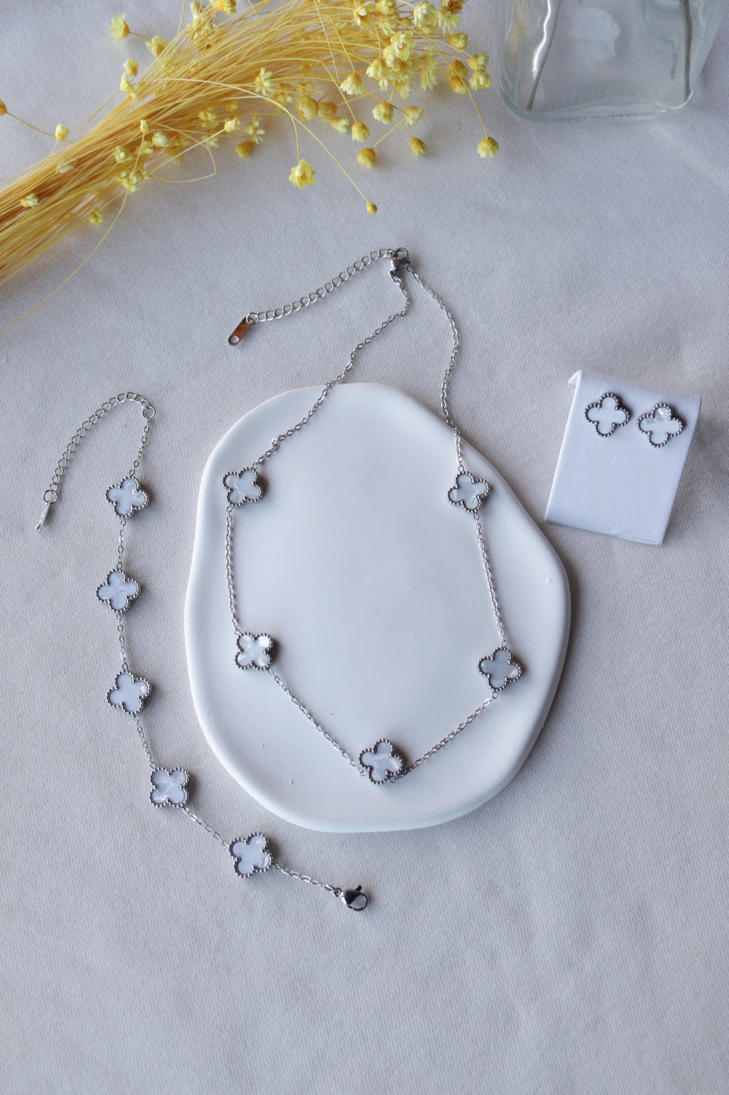 Conjunto Prateado de 5 Trevos Brancos