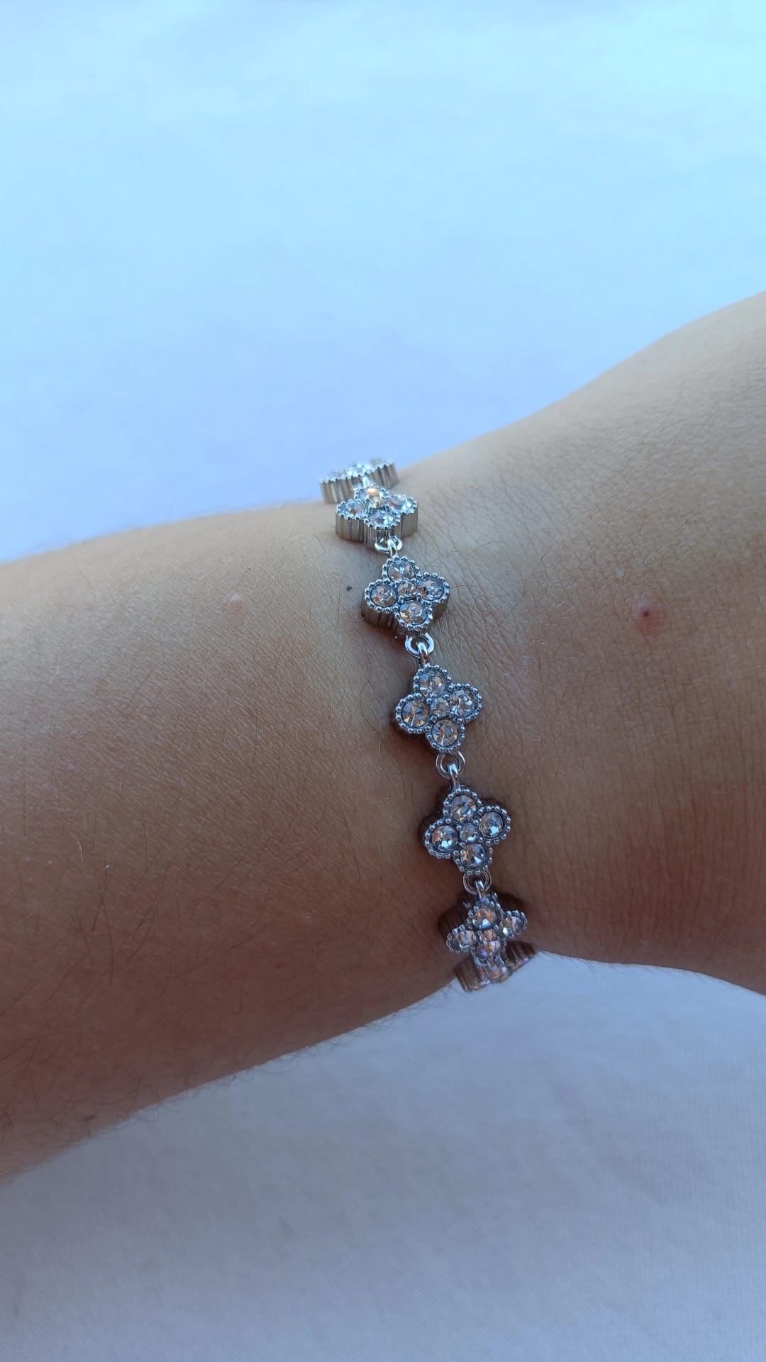 Pulseira de Aço Prateado Inspiração Swarovski de Trevo com Brilhantes Brancos