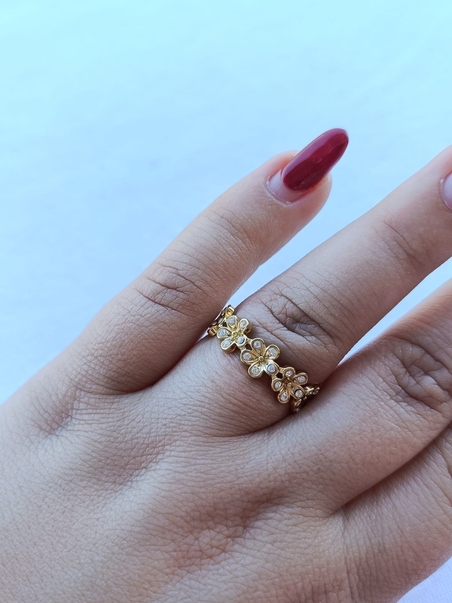 Anel de Aço Dourado de Flores com Brilhantes