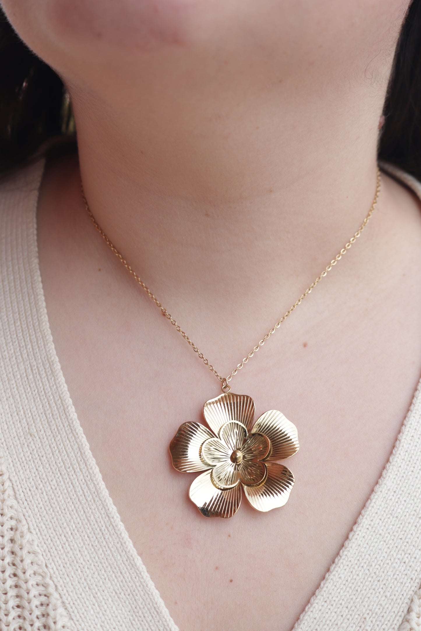 Colar de Aço Dourado com Flor Dupla