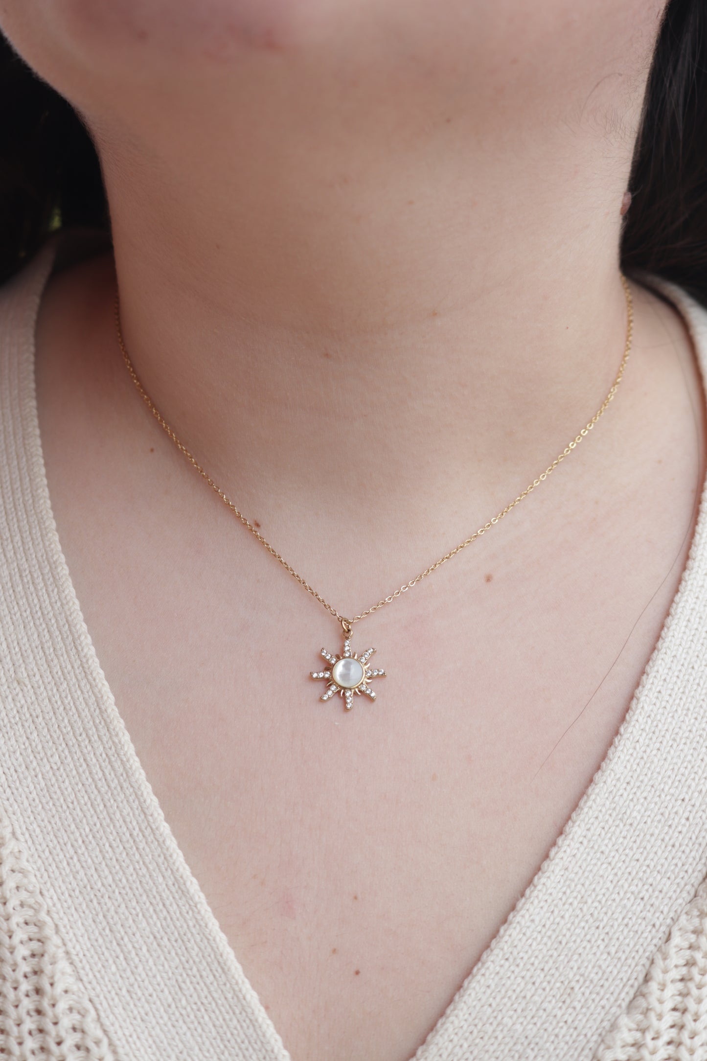 Colar de Aço Dourado de Sol com Brilhantes