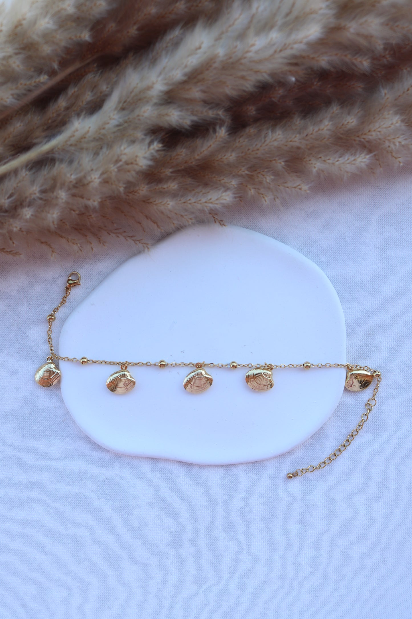 Pulseira de Aço Dourado de Pé com Bolinhas + Conchas