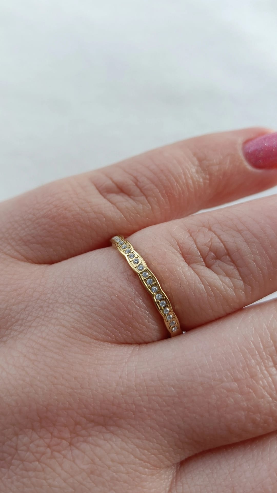 Anel de Aço Dourado com Brilhantes