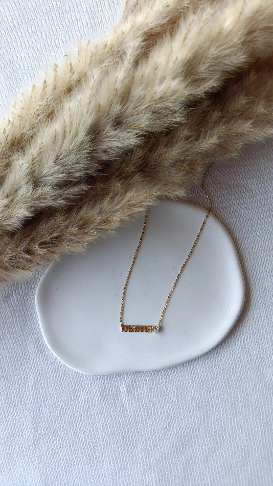 Colar de Aço Dourado Mama com Brilhantes de Coração