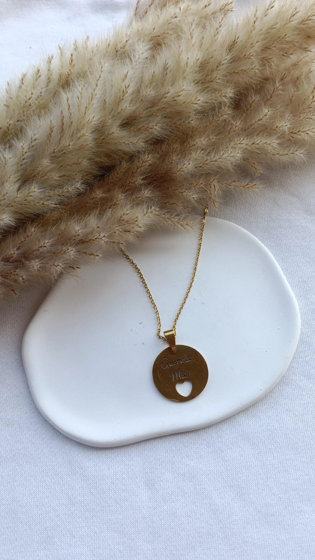 Colar de Aço Dourado Redondo "Querida Mãe" com Coração