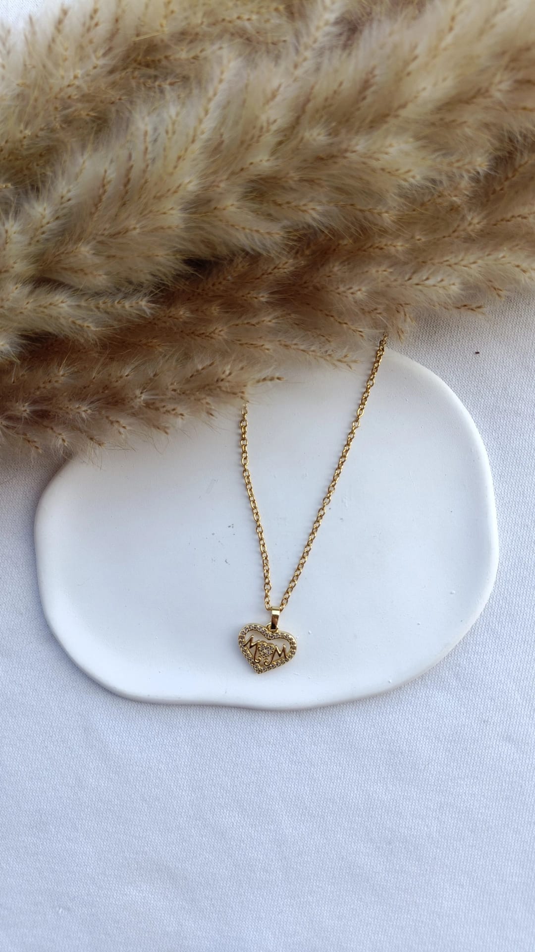 Colar de Aço Dourado de Coração Mom com Brilhantes