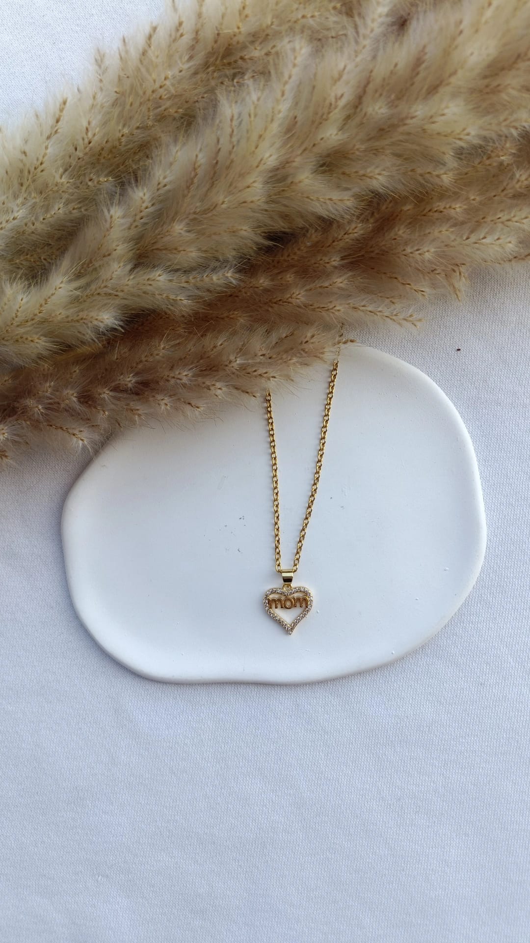 Colar de Aço Dourado de Coração Mom com Brilhantes Brancos