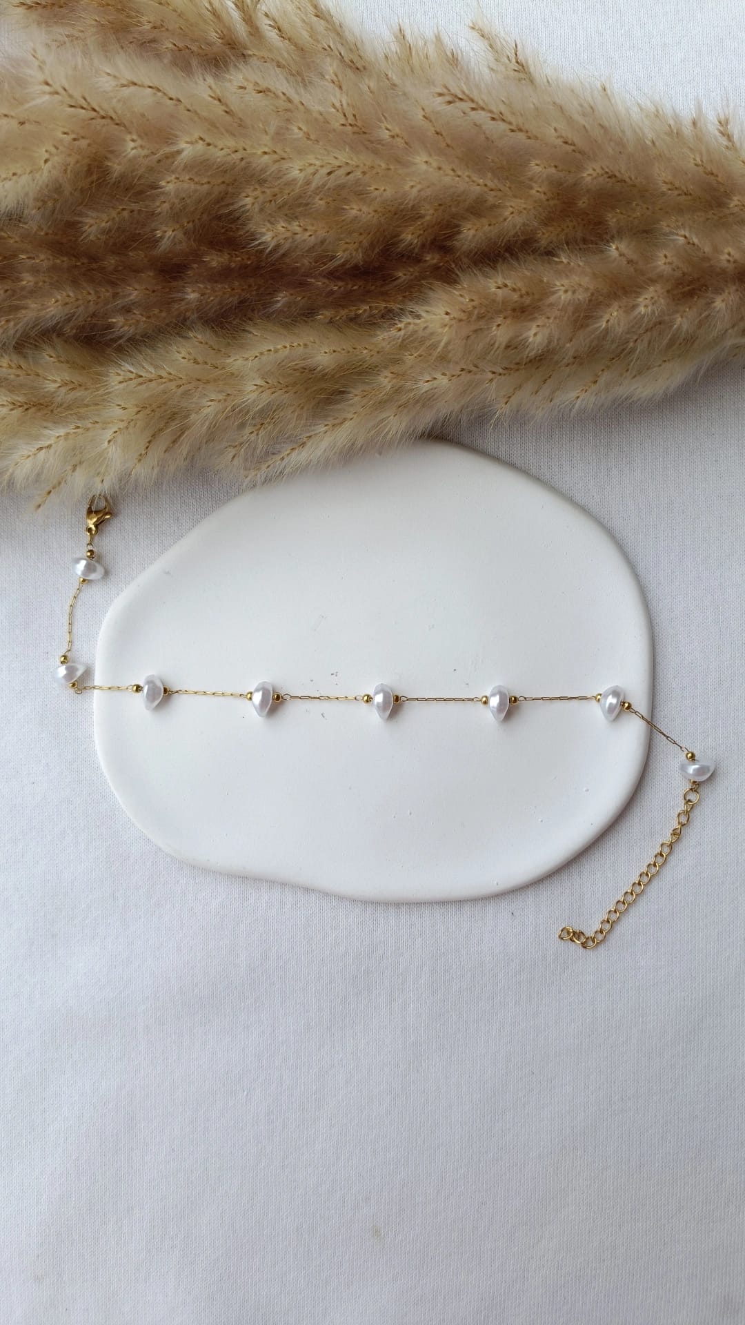 Pulseira de Aço Dourado de Pé com Pérolas de Água Doce