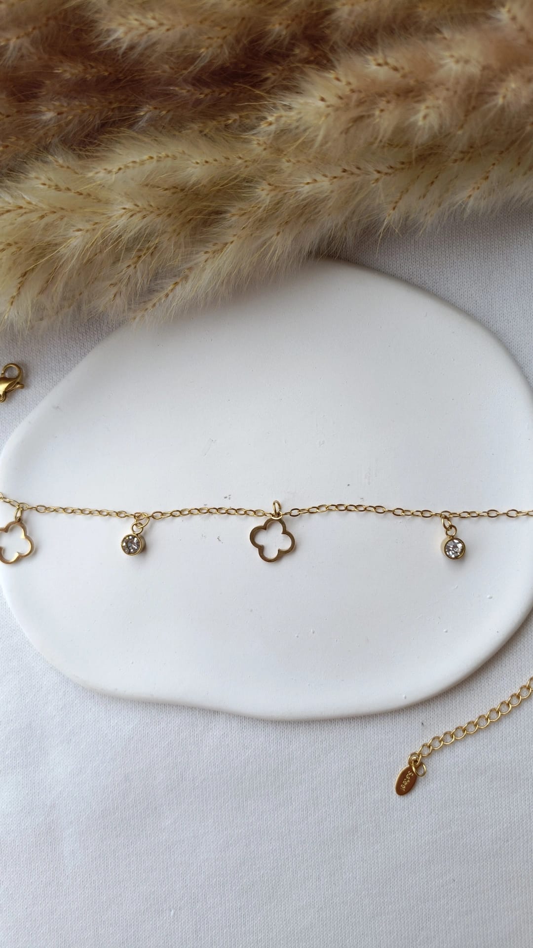 Pulseira de Aço Dourado de Pé com Trevos