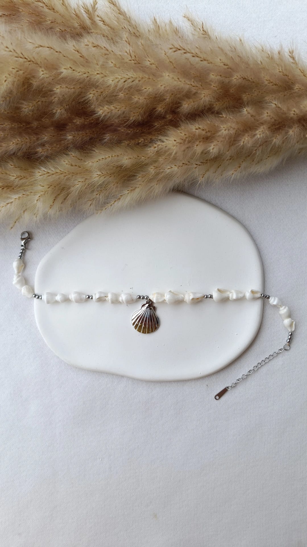 Pulseira de Aço Prateado de Pé com Pendente de Concha