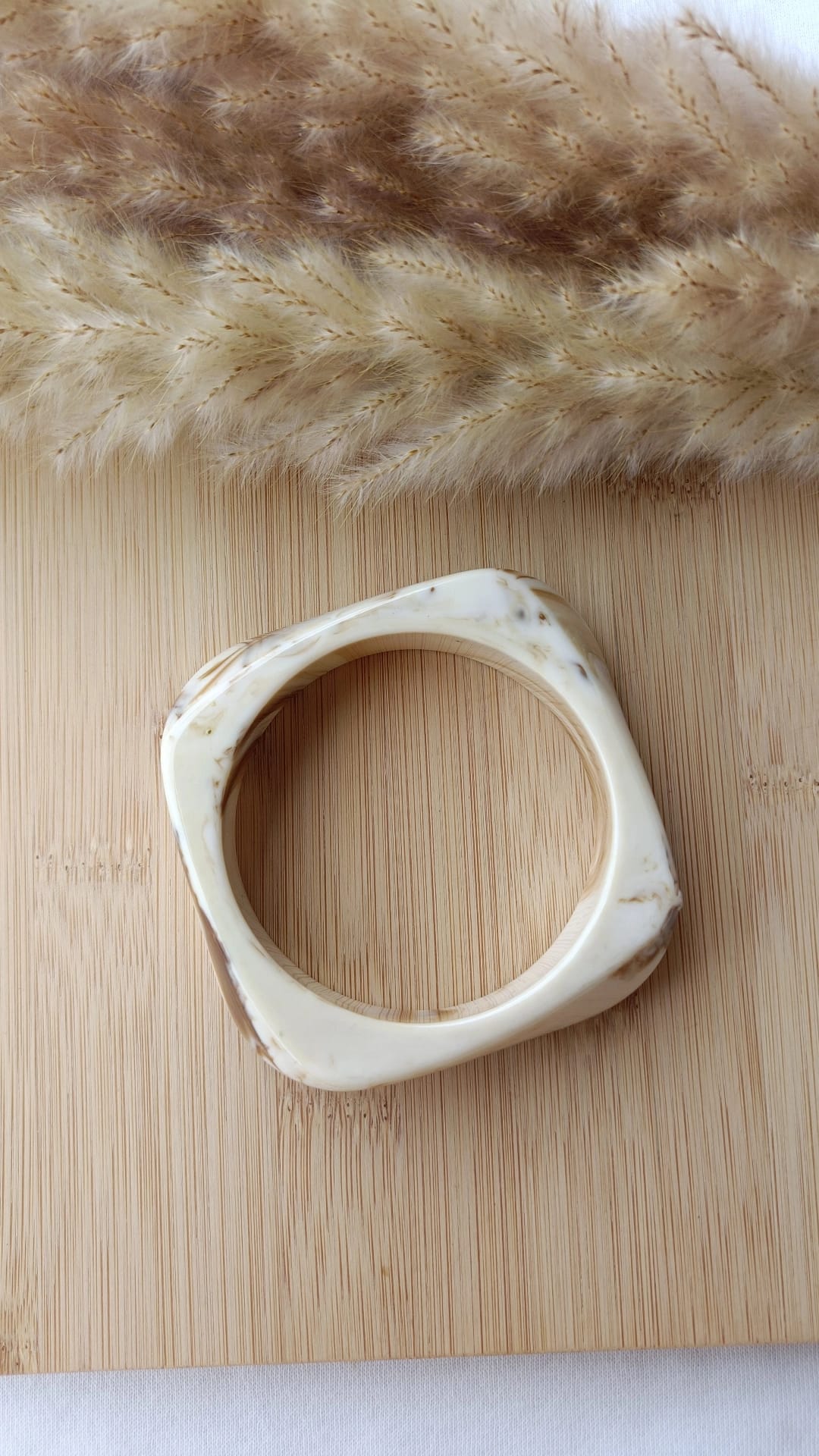 Pulseira de Resina Acrílica Branca e Castanha