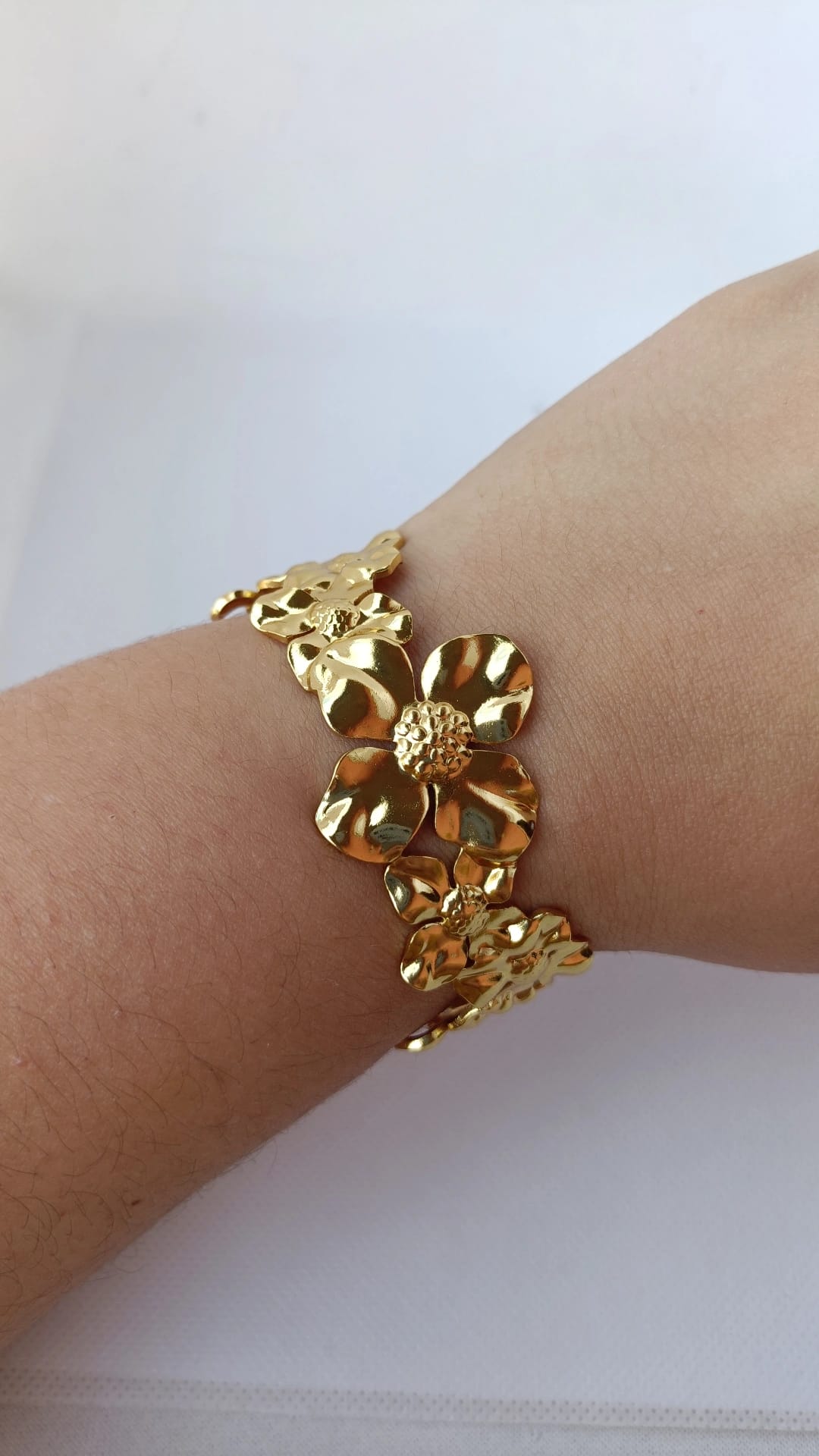 Pulseira de Aço Dourado Rígida com Flores