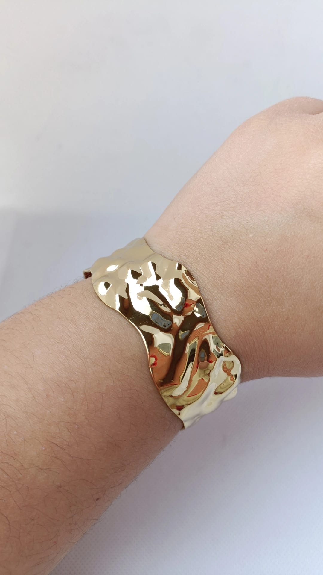Pulseira de Aço Dourado Rígida Larga Ondulada