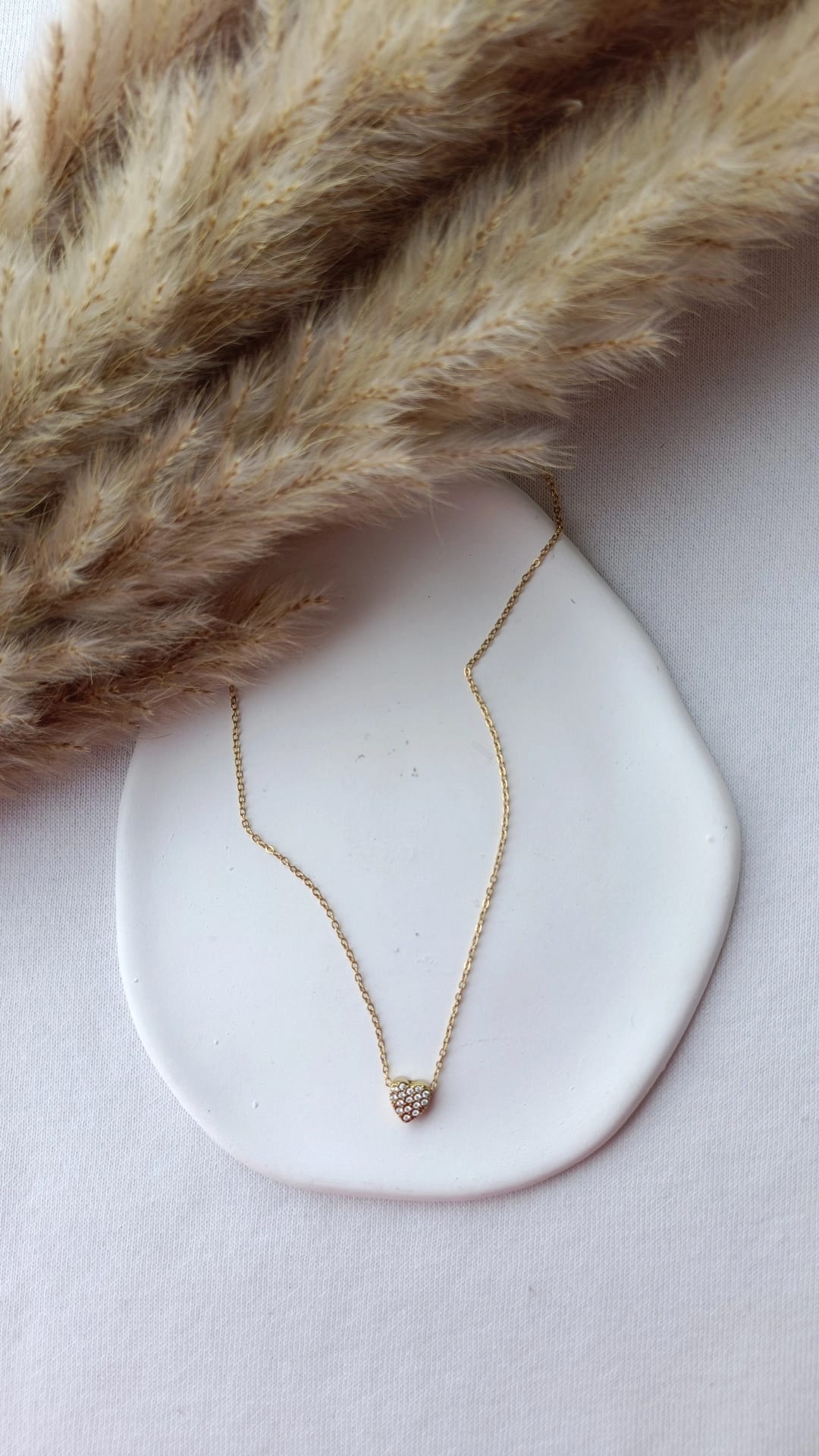 Colar de Aço Dourado de Coração com Brilhantes