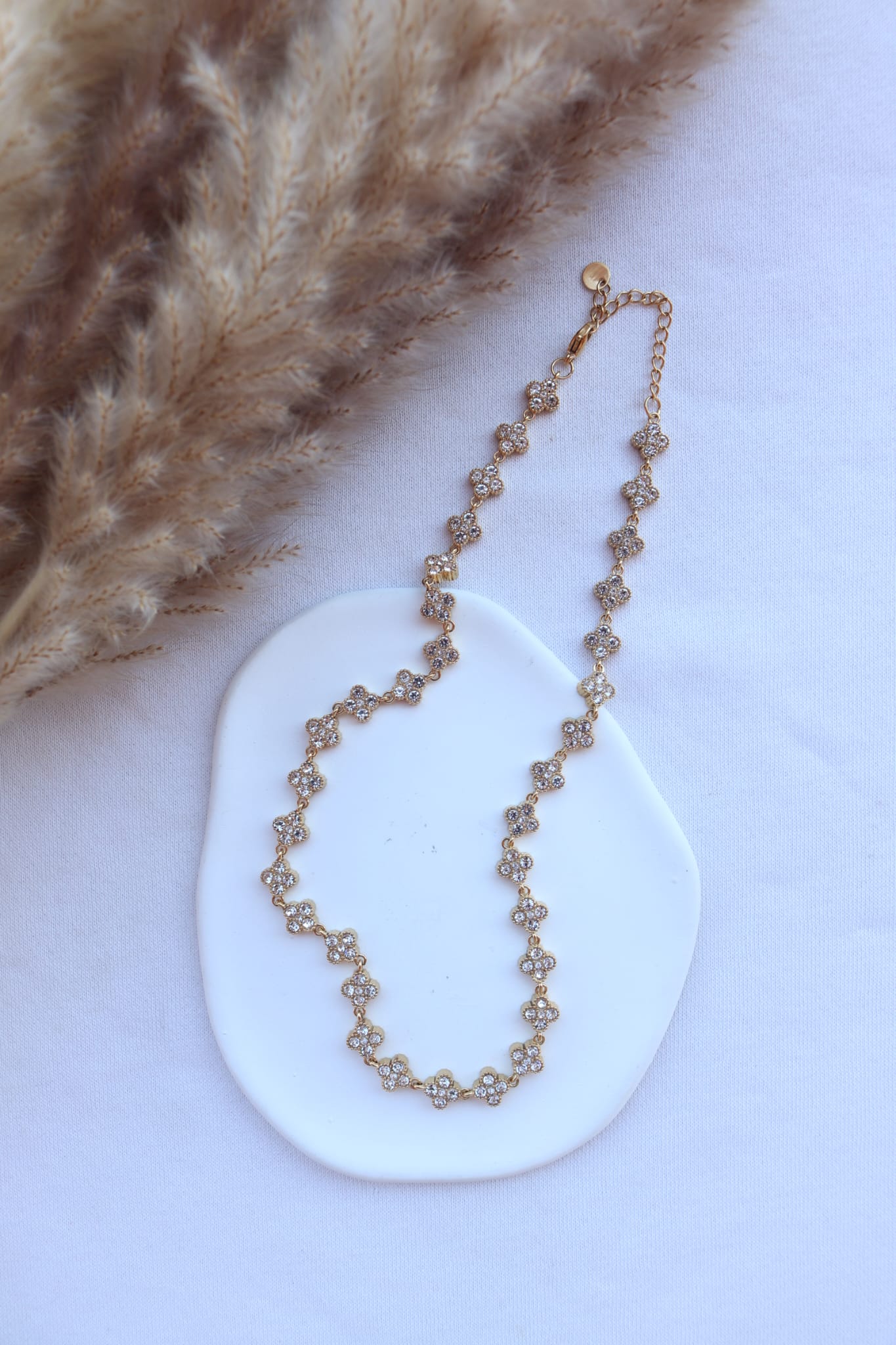Colar de Aço Dourado Inspiração Swarovski de Trevos com Brilhantes Brancos