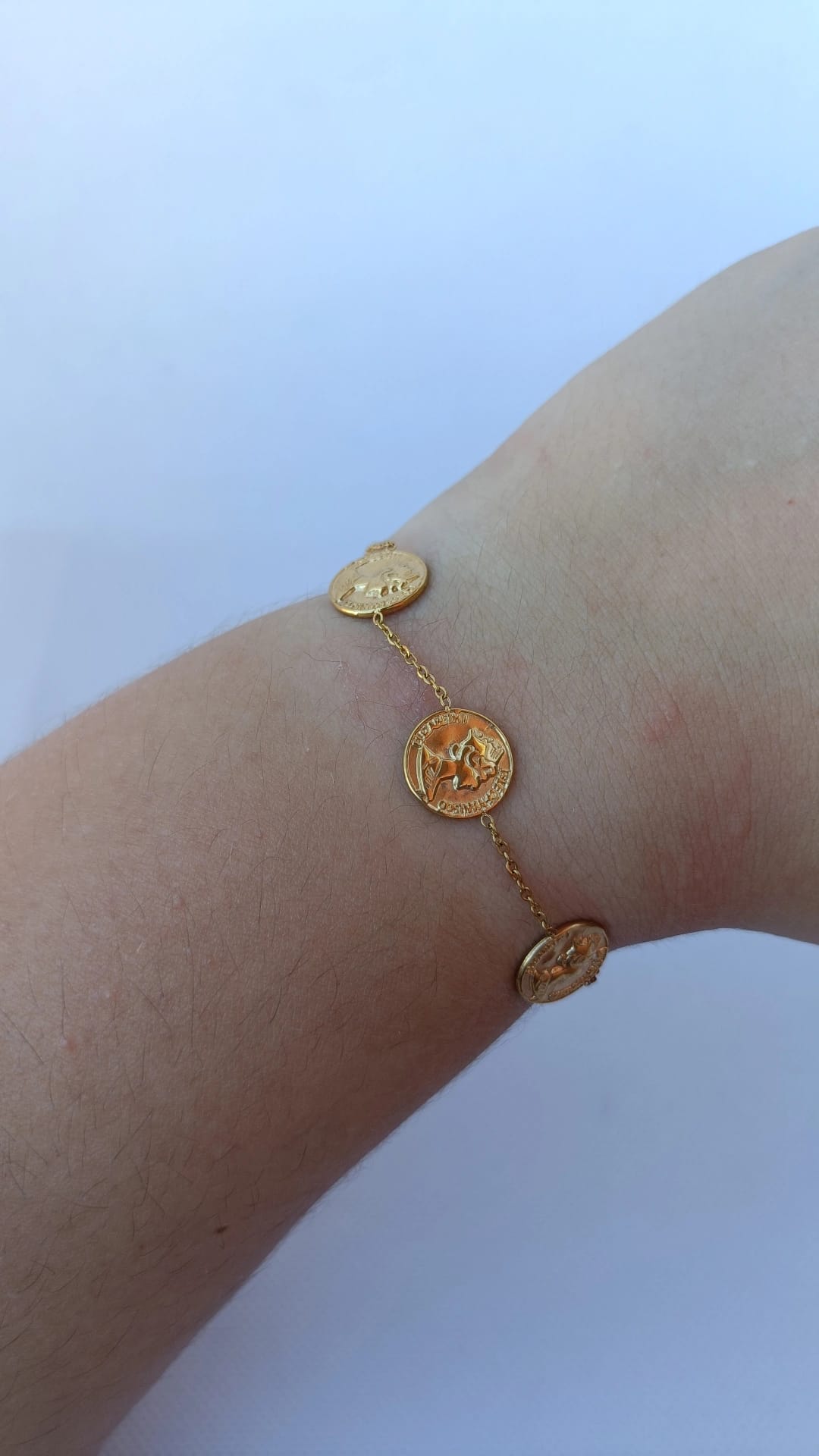 Pulseira de Aço Dourado com 3 Medalhas da Rainha da Inglaterra