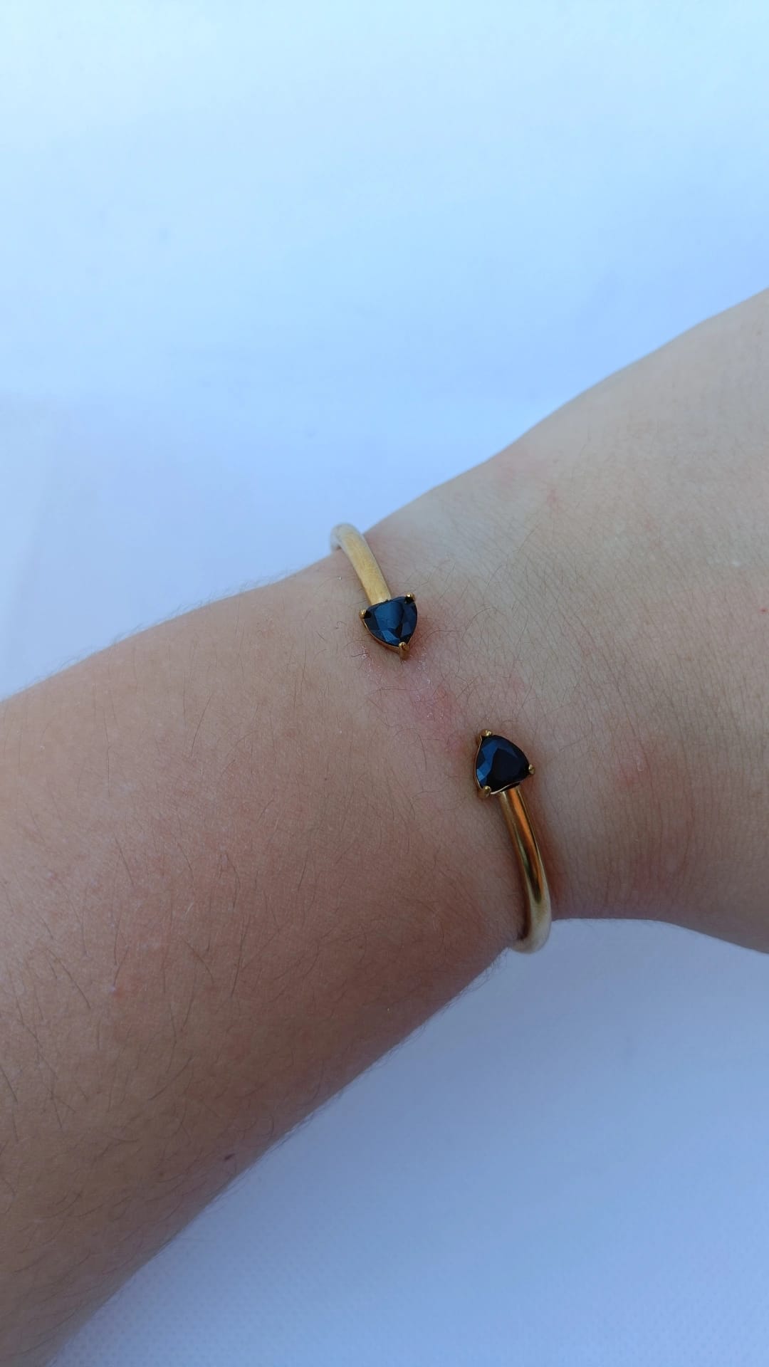 Pulseira de Aço Dourado Rígida de 2 Corações Pretos