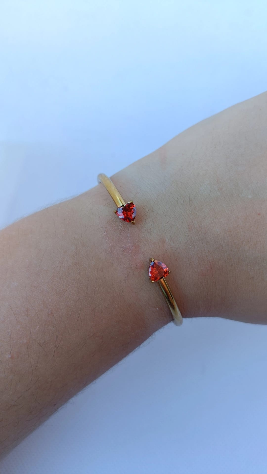 Pulseira de Aço Dourado Rígida de 2 Corações Vermelhos