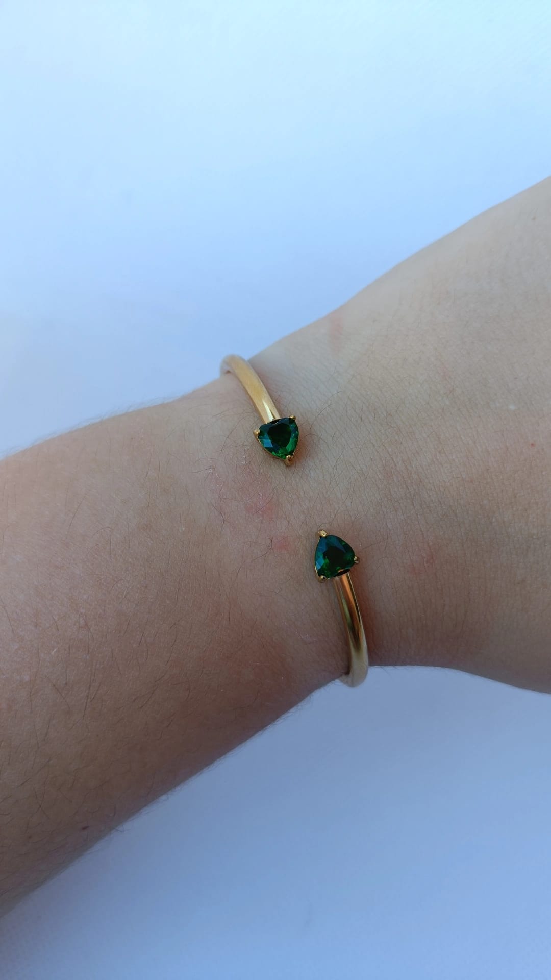 Pulseira de Aço Dourado Rígida de 2 Corações Verdes