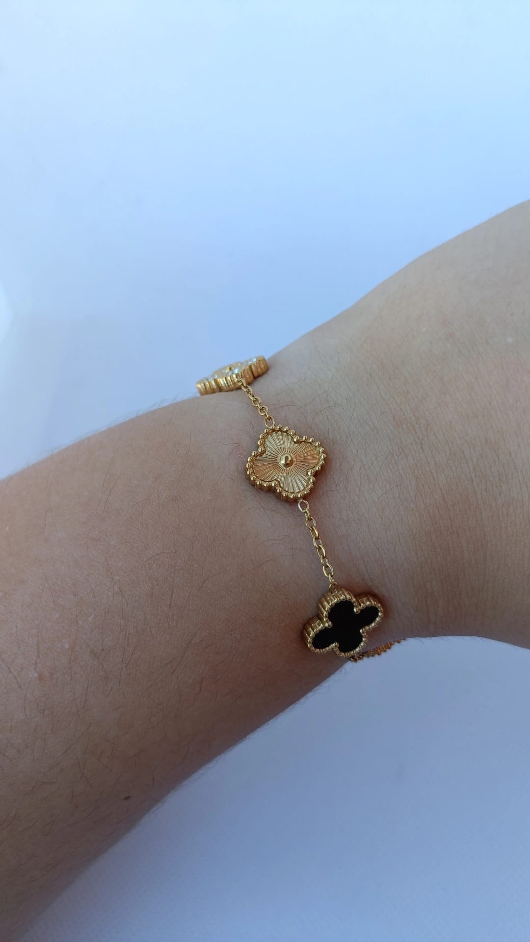 Pulseira de Aço Dourado Tripla (3 Trevos Dourado + 2 Trevos Pretos com Brilhantes)