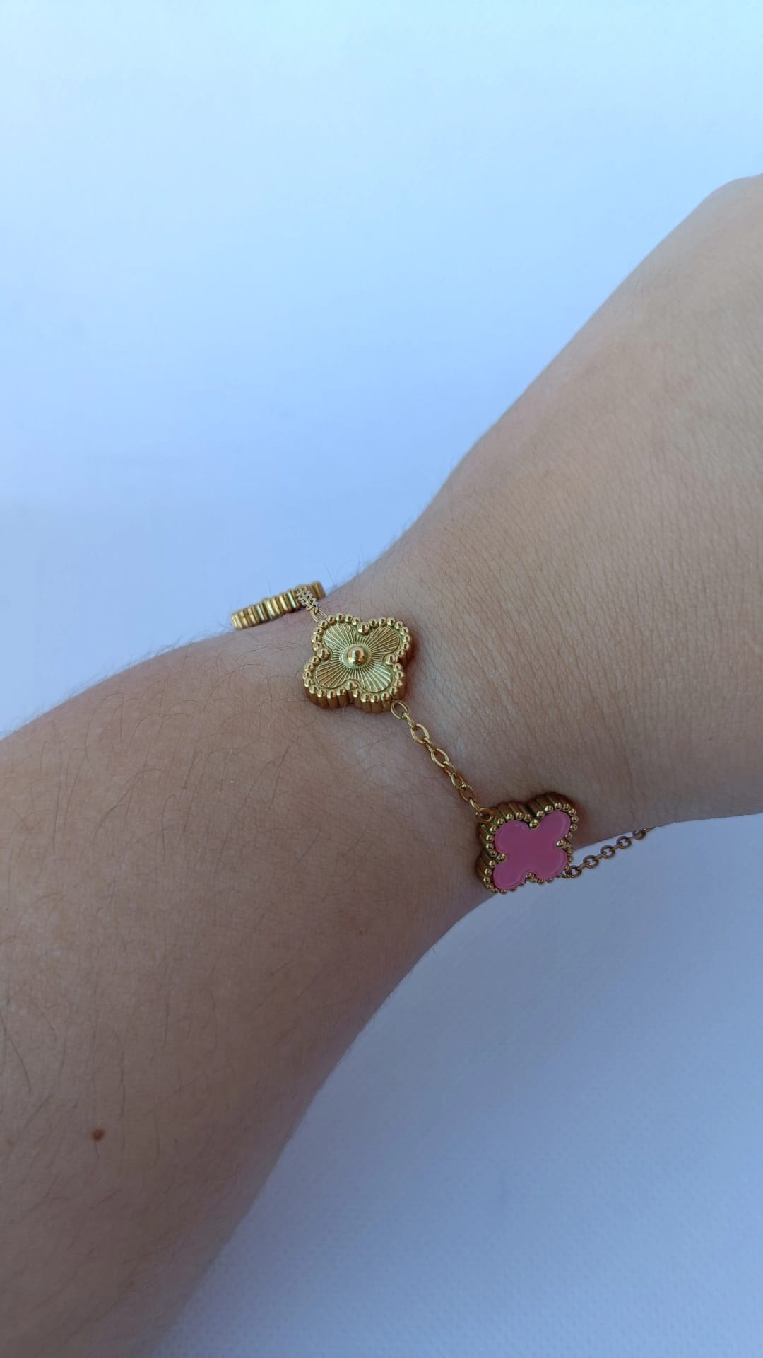 Pulseira de Aço Dourado de 3 Trevos Rosa + 2 Trevos Dourados
