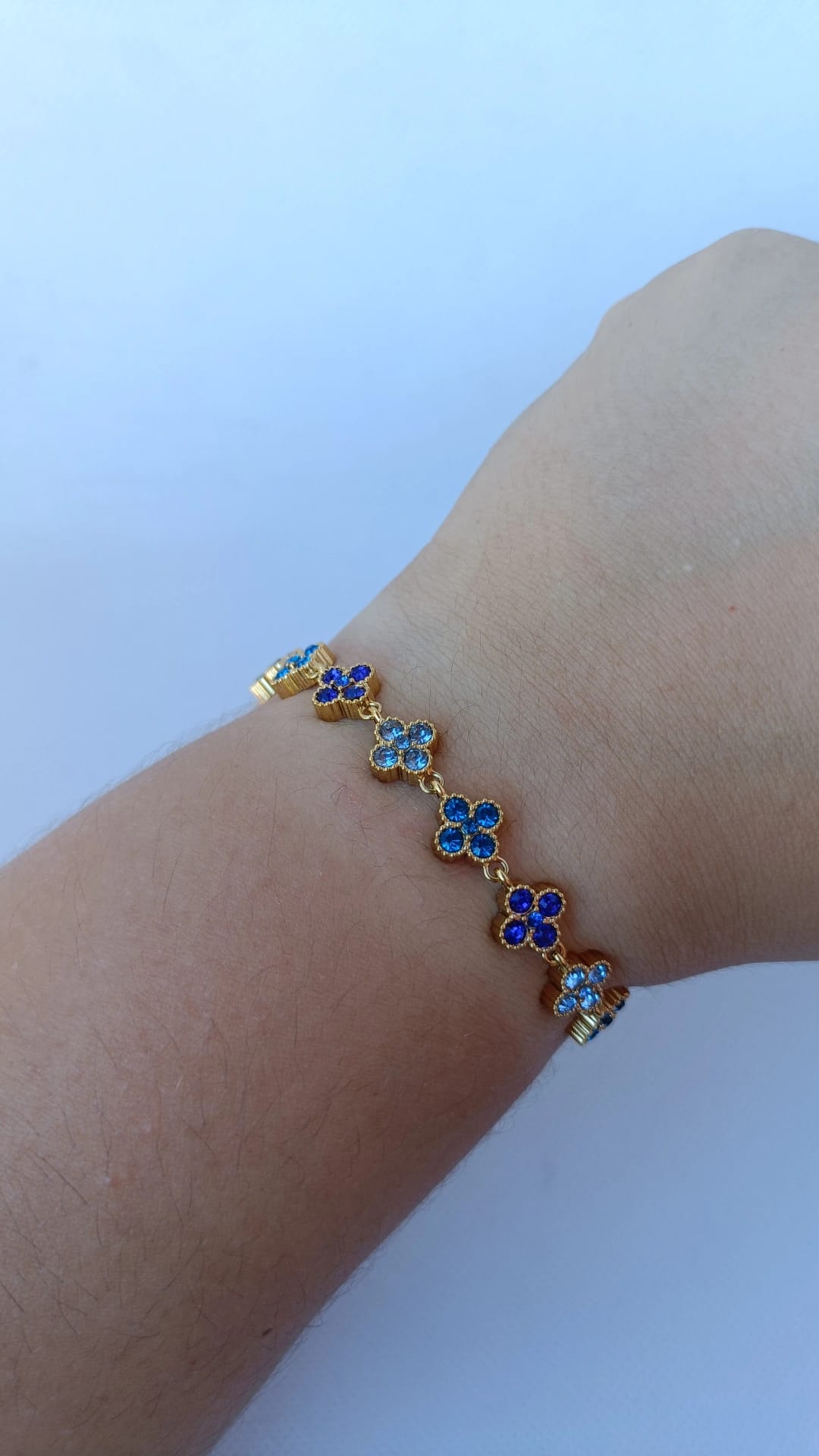 Pulseira de Aço Dourado Inspiração Swarovski de Trevo com Brilhantes Azuis Escuro