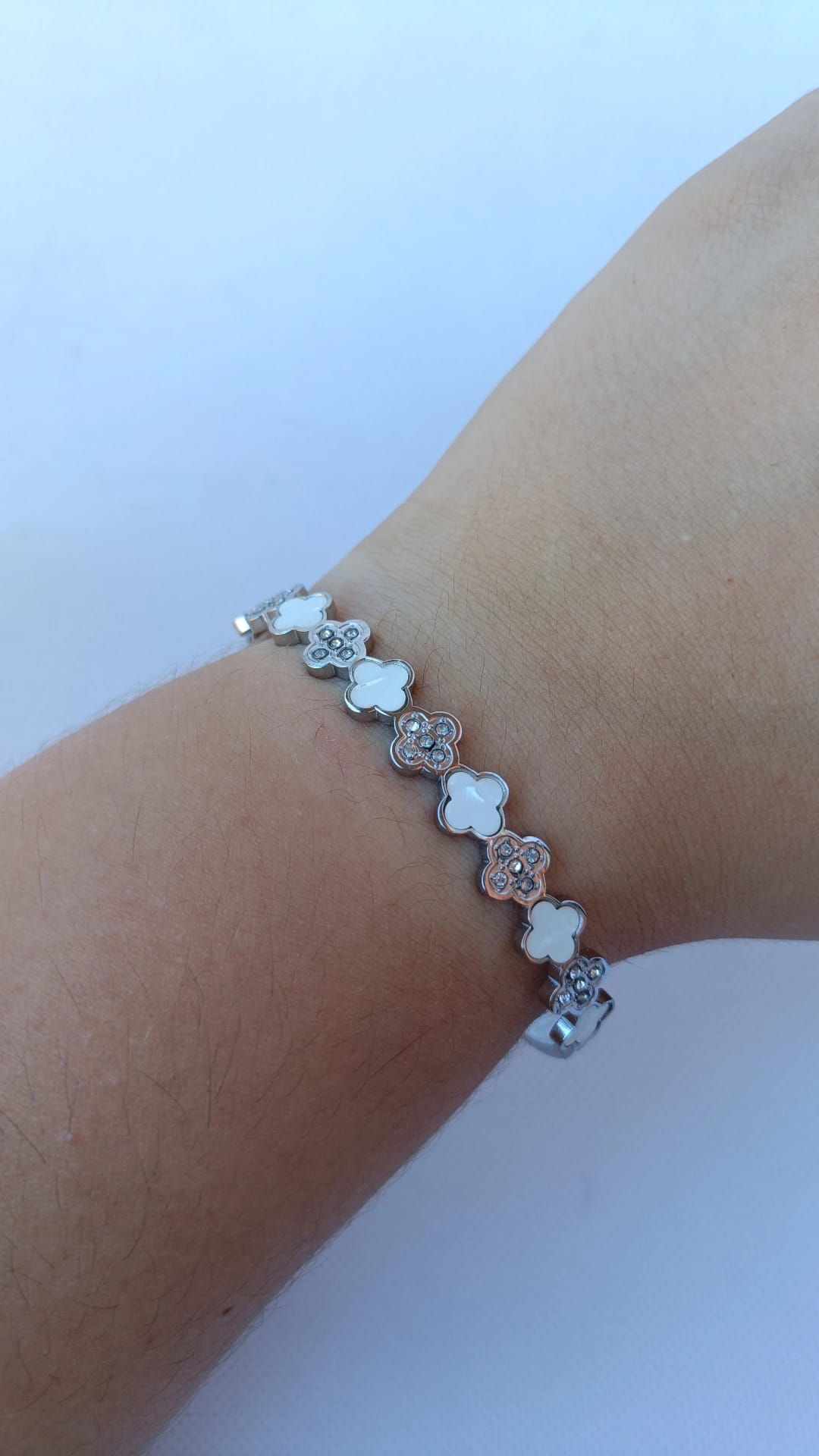 Pulseira de Aço Prateado Rígida com Trevos Brancos + Brilhantes
