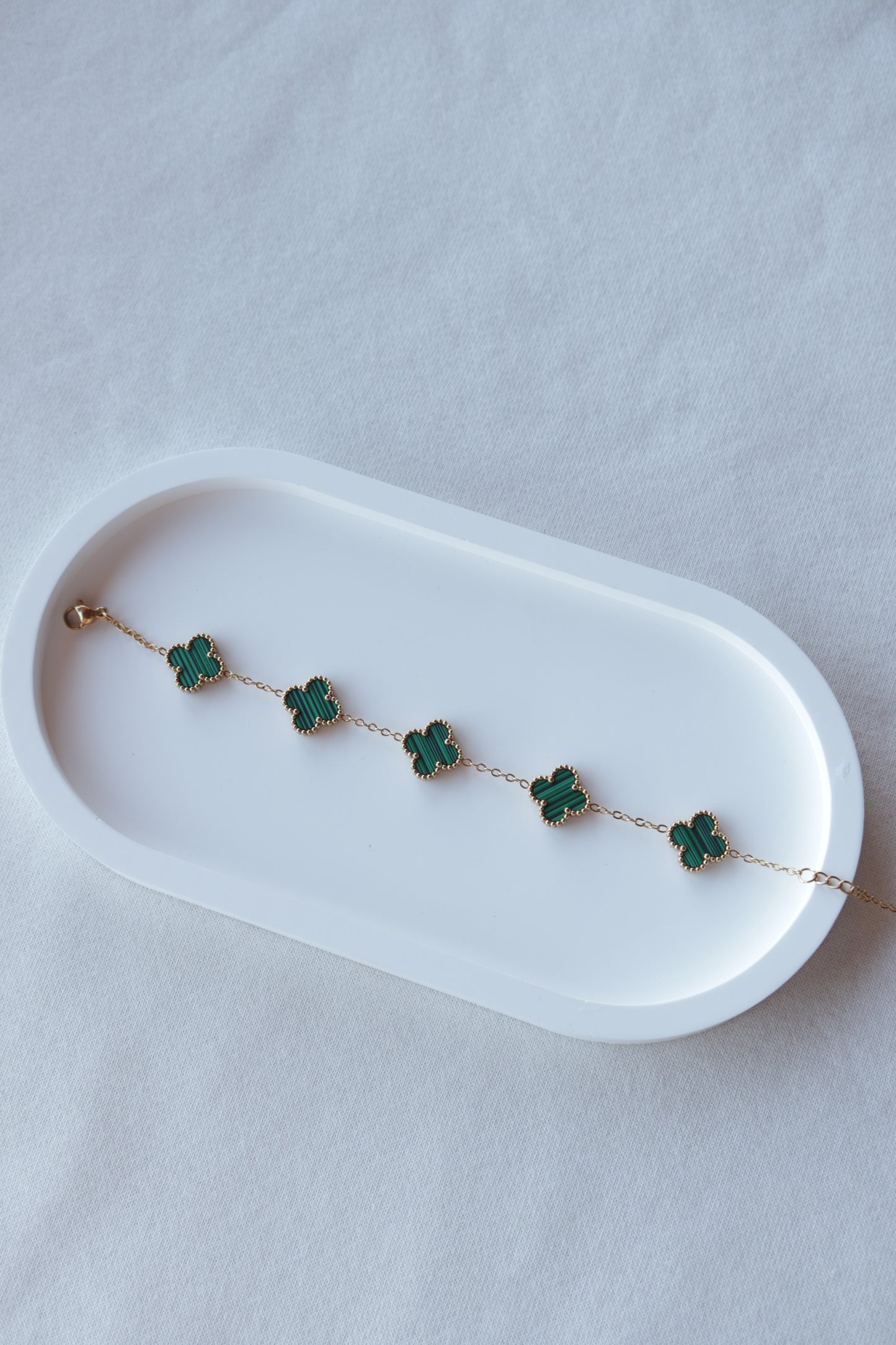Pulseira de Aço Dourado de 5 Trevos Verdes