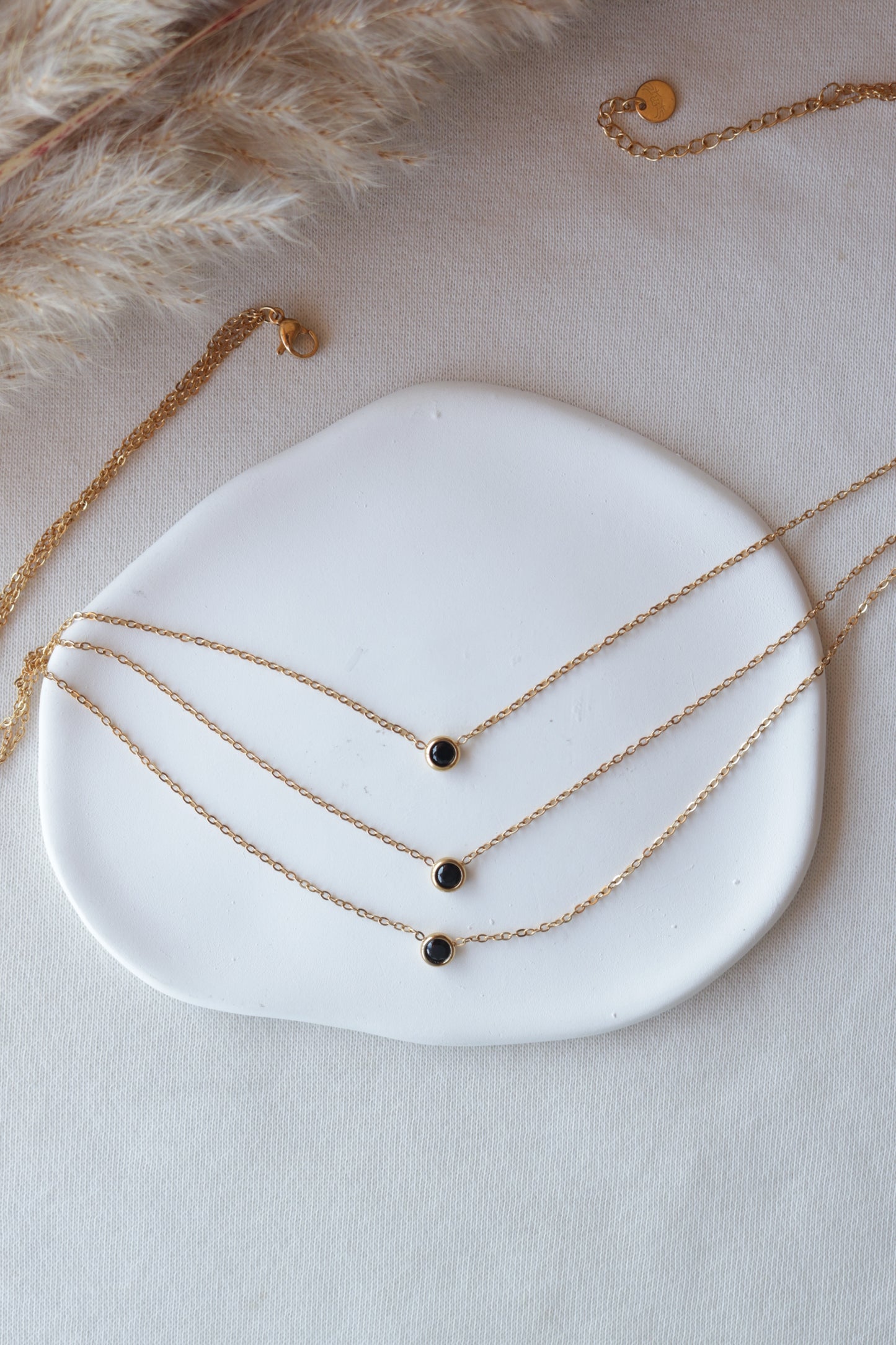 Colar de Aço Dourado Triplo com Zircónias Pretas