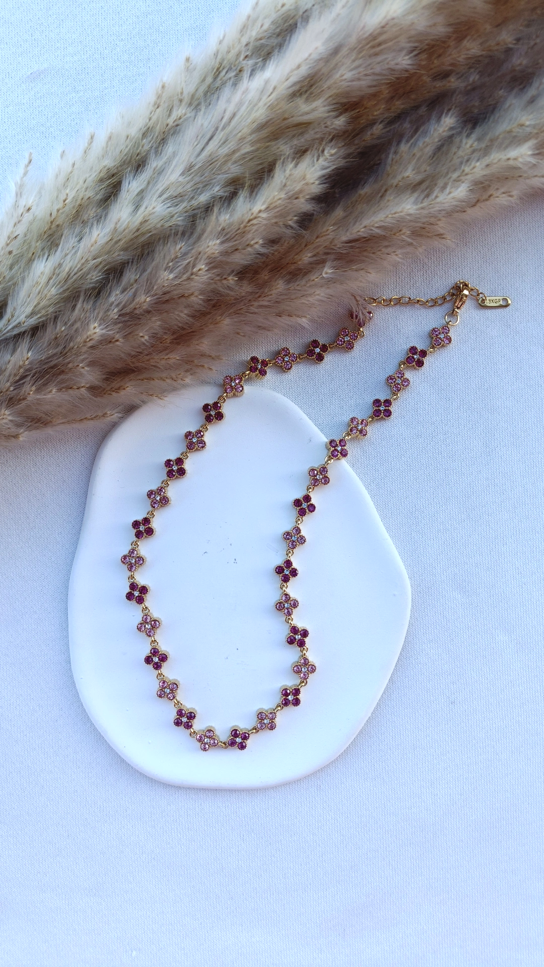 Colar de Aço Dourado Inspiração Swarovski de Trevo com Brilhantes Rosa