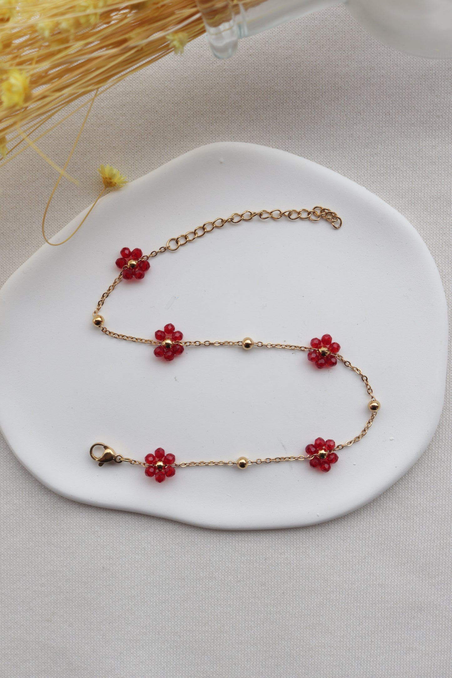 Pulseira de Aço Dourado de Pé com Flores Vermelhas de Missangas