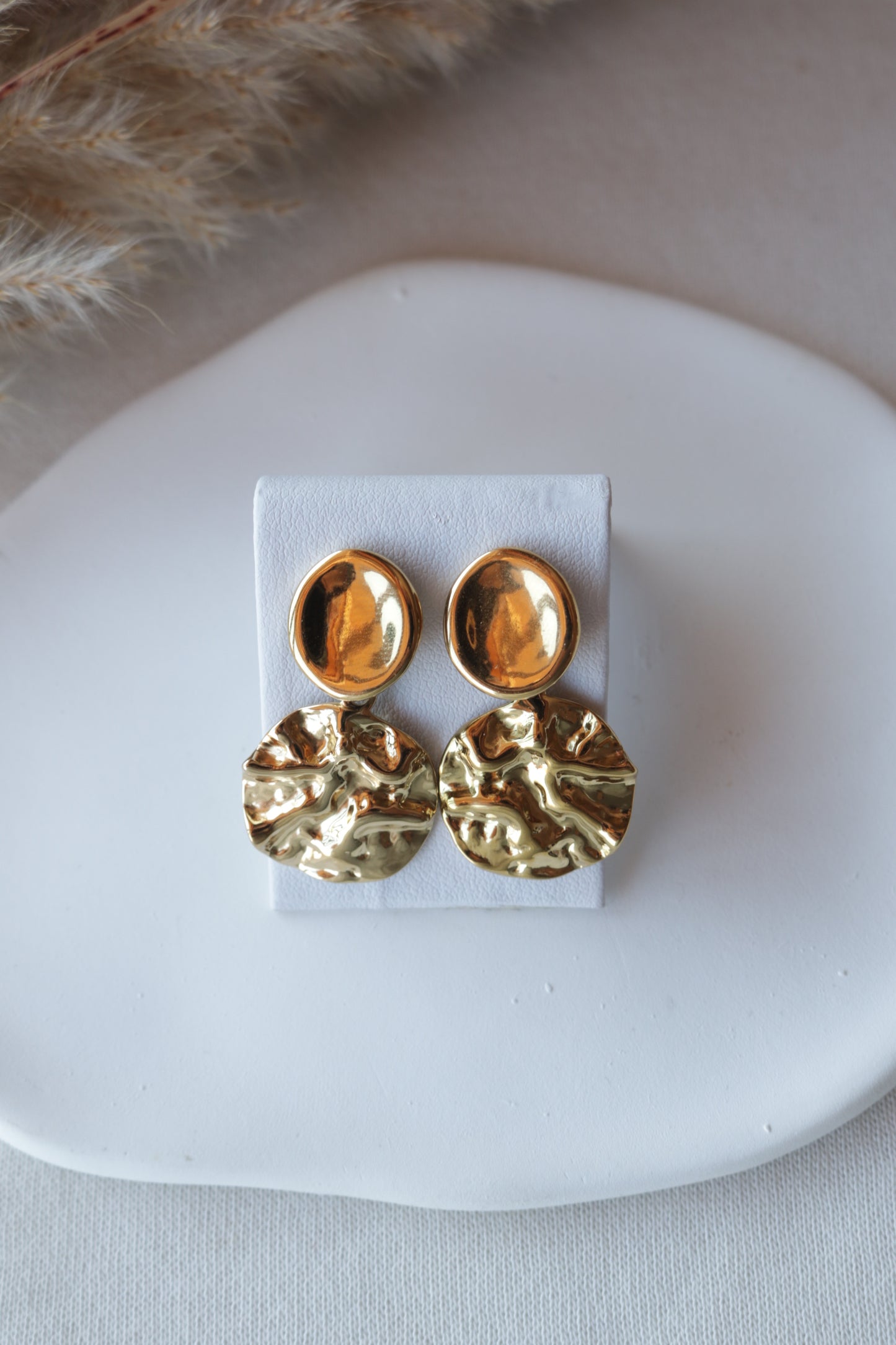 Brincos de Aço Dourado Circulares com Textura