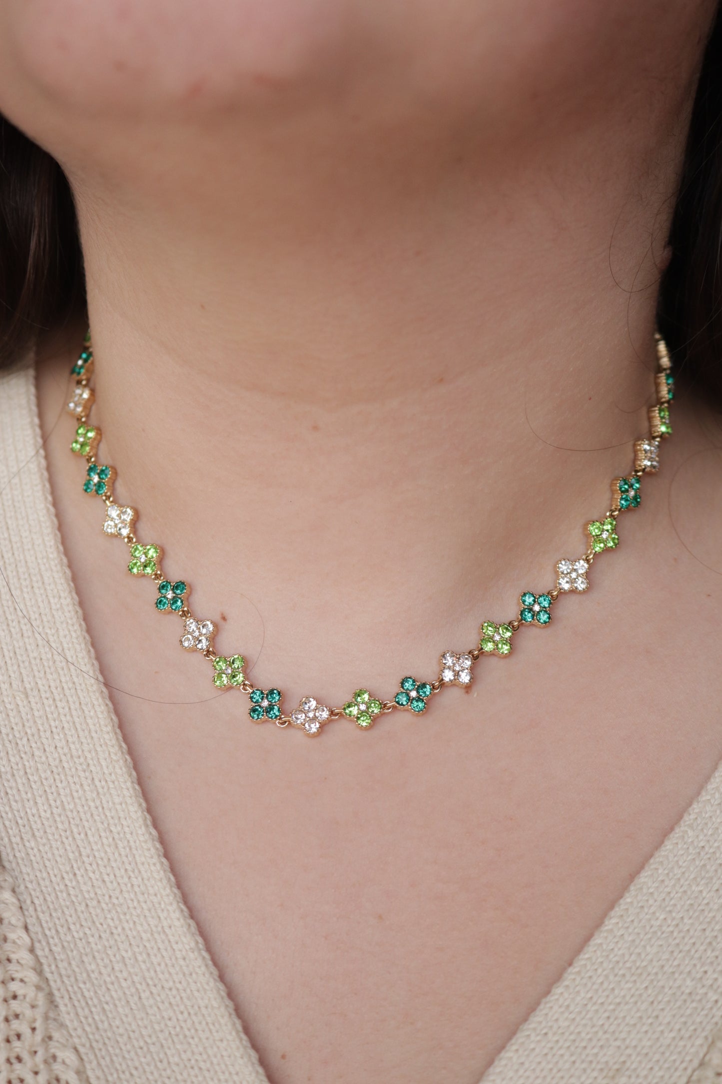 Colar de Aço Dourado Inspiração Swarovski de Trevo com Brilhantes Verdes