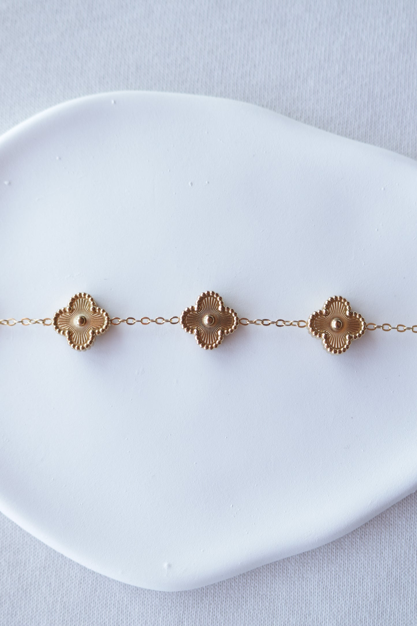 Pulseira de Aço Dourado de 5 Trevos