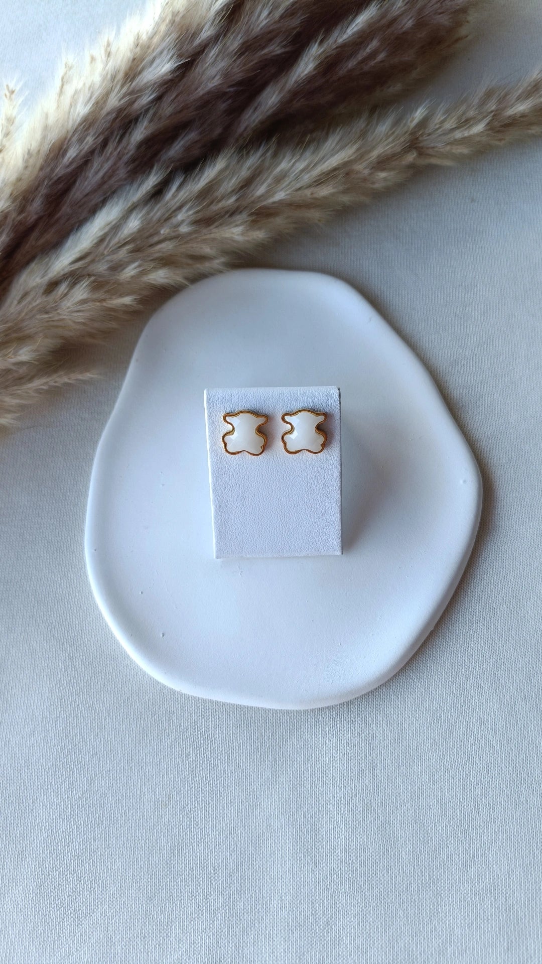 Brincos de Aço Dourado de Urso Branco Madrepérola
