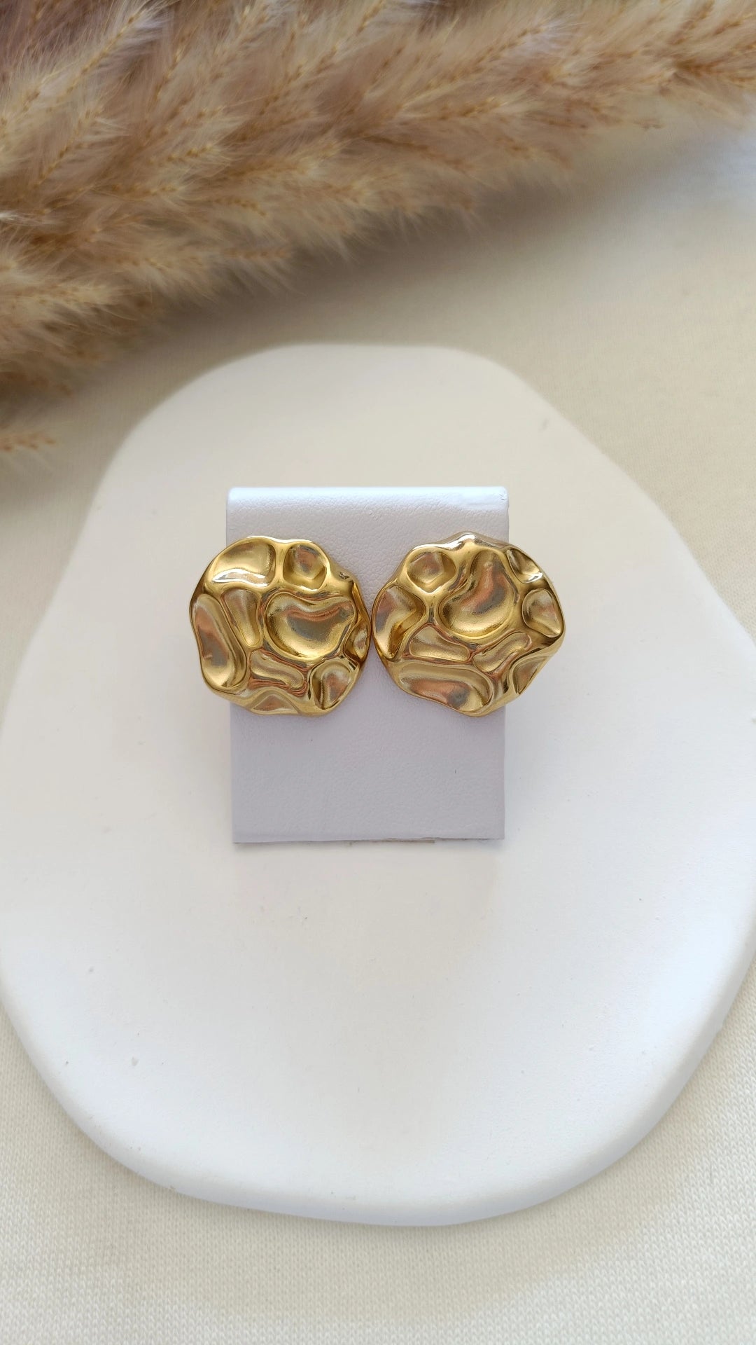 Brincos de Aço Dourado com Textura Irregular