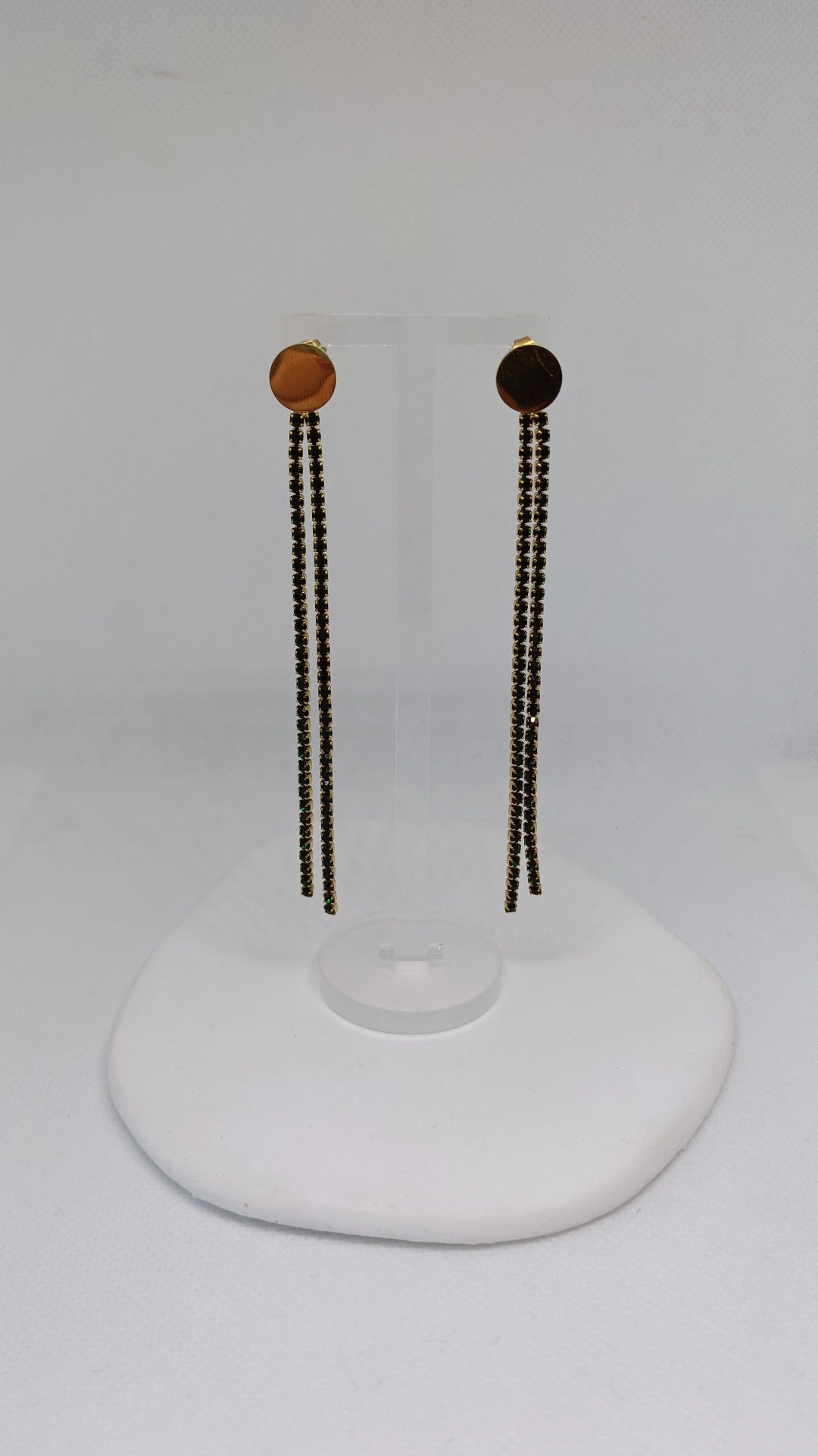 Brincos de Aço Dourado Compridos com Brilhantes Verdes