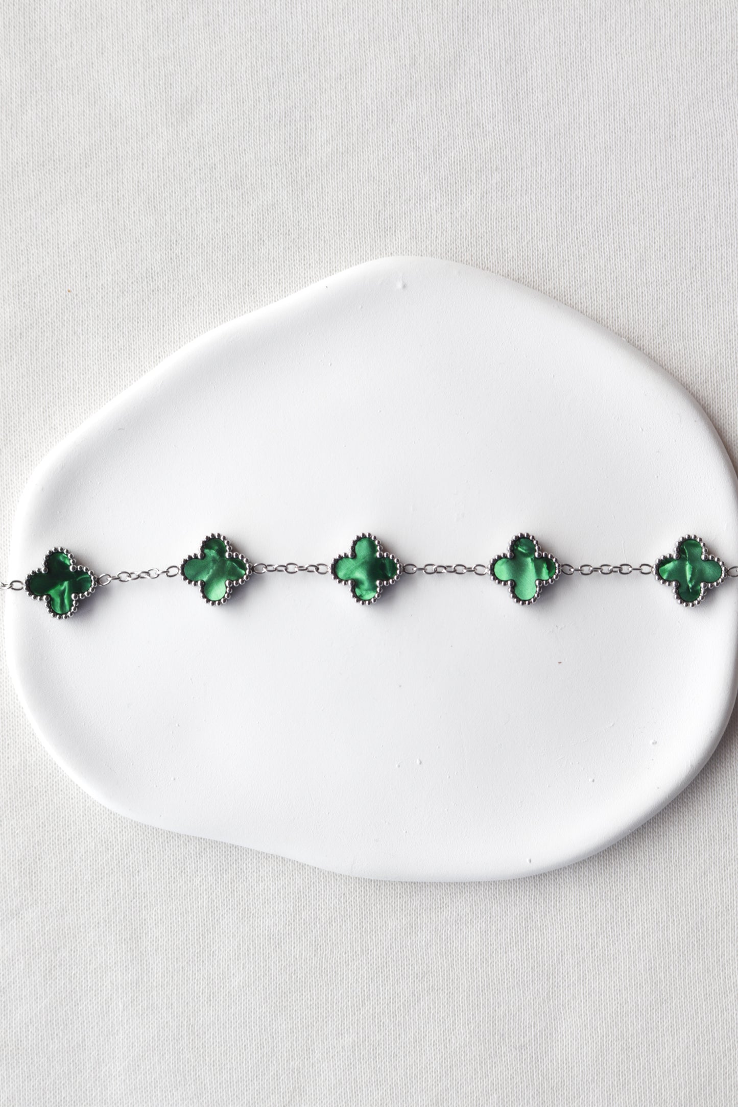 Pulseira de Aço Prateado de 5 Trevos Verdes Madrepérola