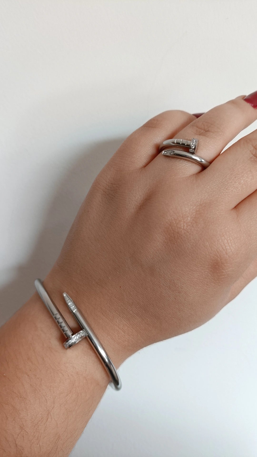 Conjunto de Aço Prateado de Prego com Brilhantes