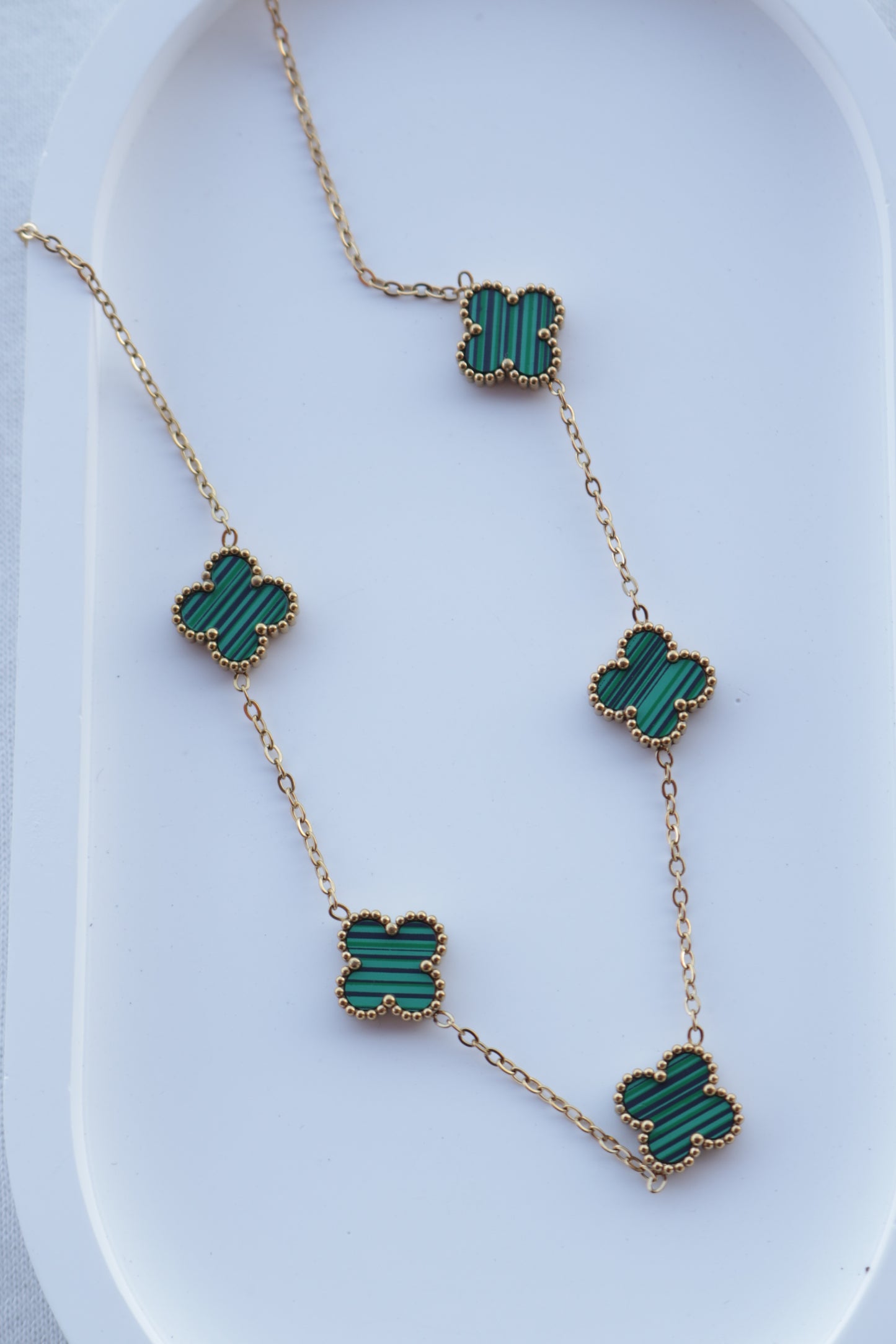 Colar de Aço Dourado de 5 Trevos Verdes