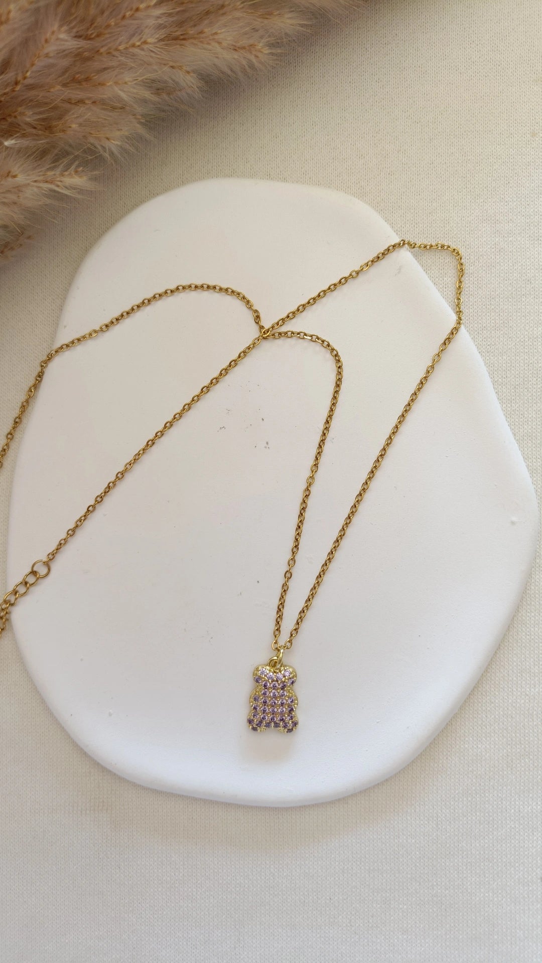 Colar de Aço Dourado de Urso com Brilhantes Lilás