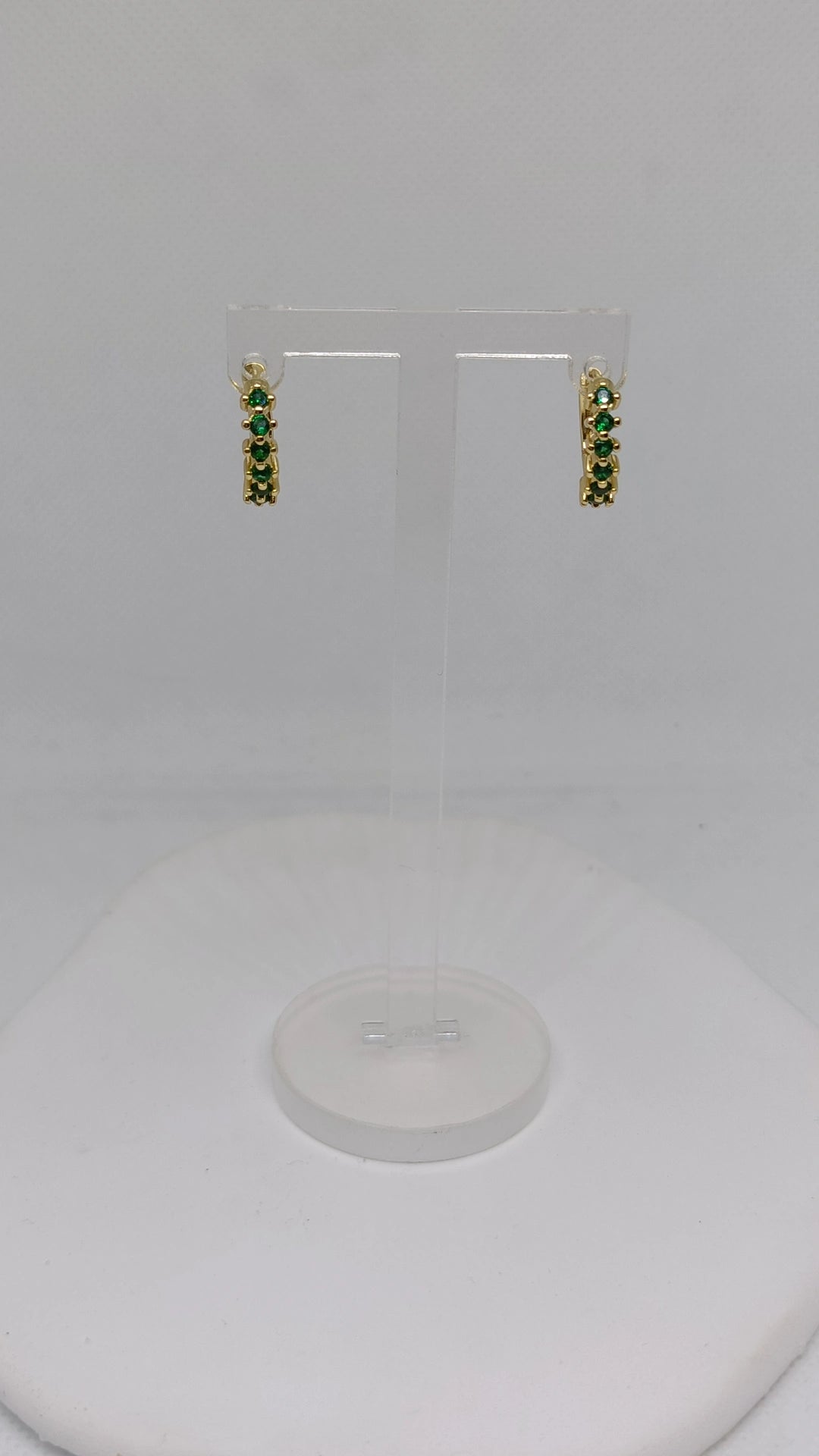 Argolas de Aço Dourado com Brilhantes Verdes