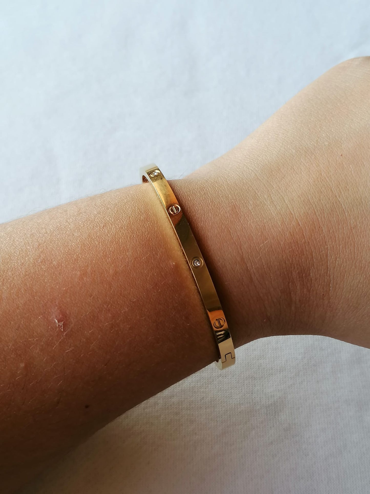 Pulseira de Aço Dourado Rígida com Brilhantes Fina