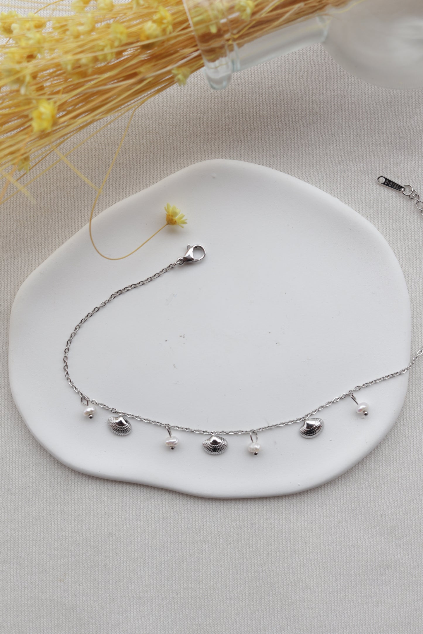 Pulseira de Aço Prateado de Pé com Conchas