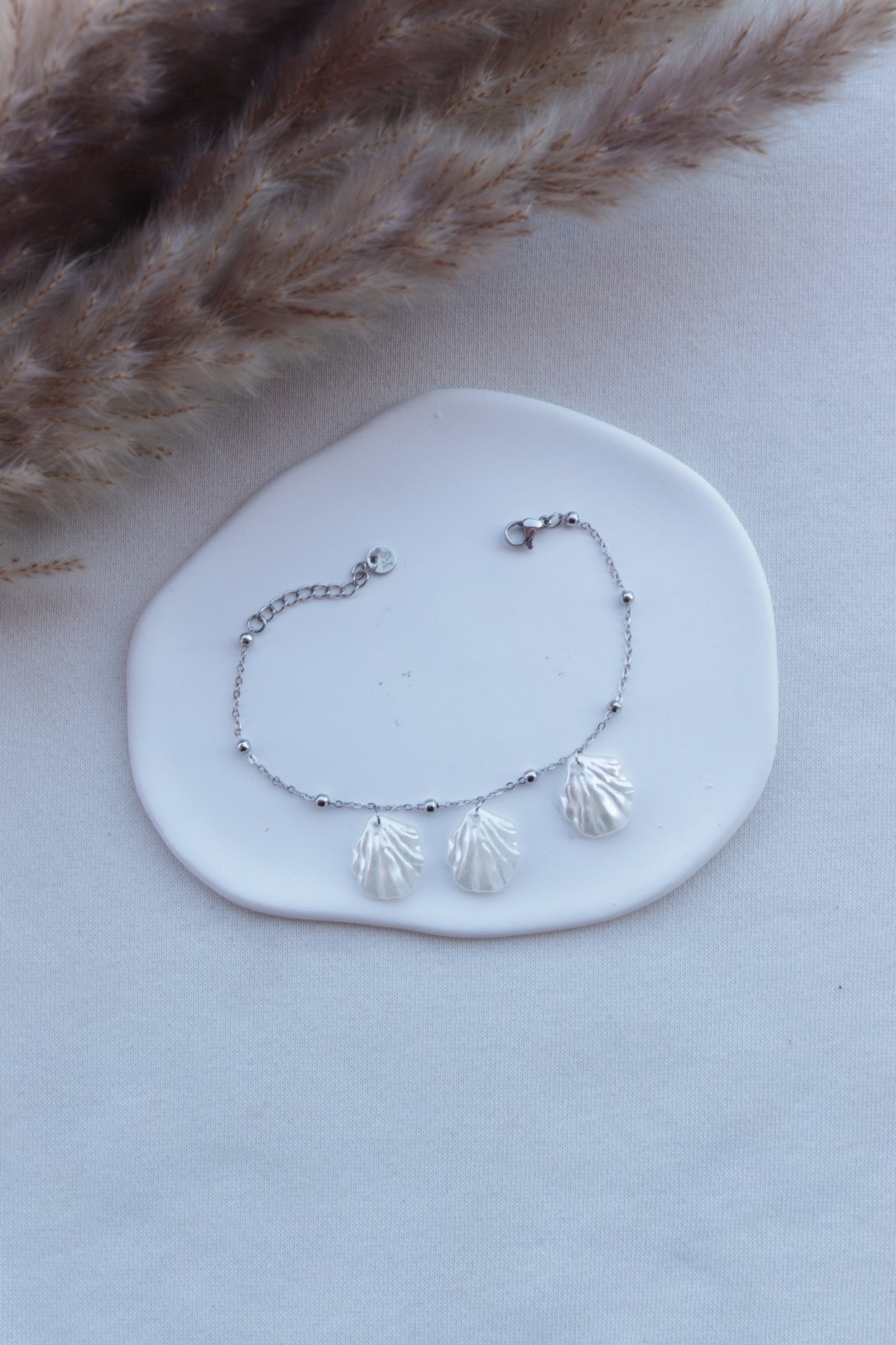 Pulseira de Aço Prateado com Conchas