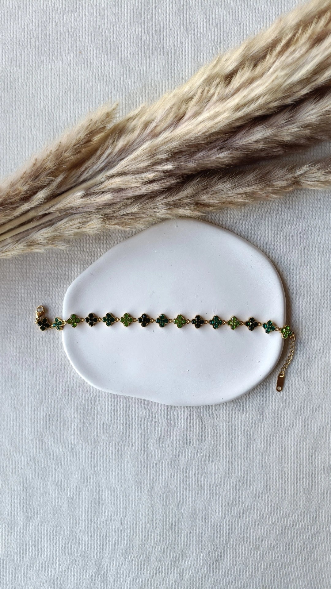 Pulseira de Aço Dourado Inspiração Swarovski de Trevo com Brilhantes Verdes