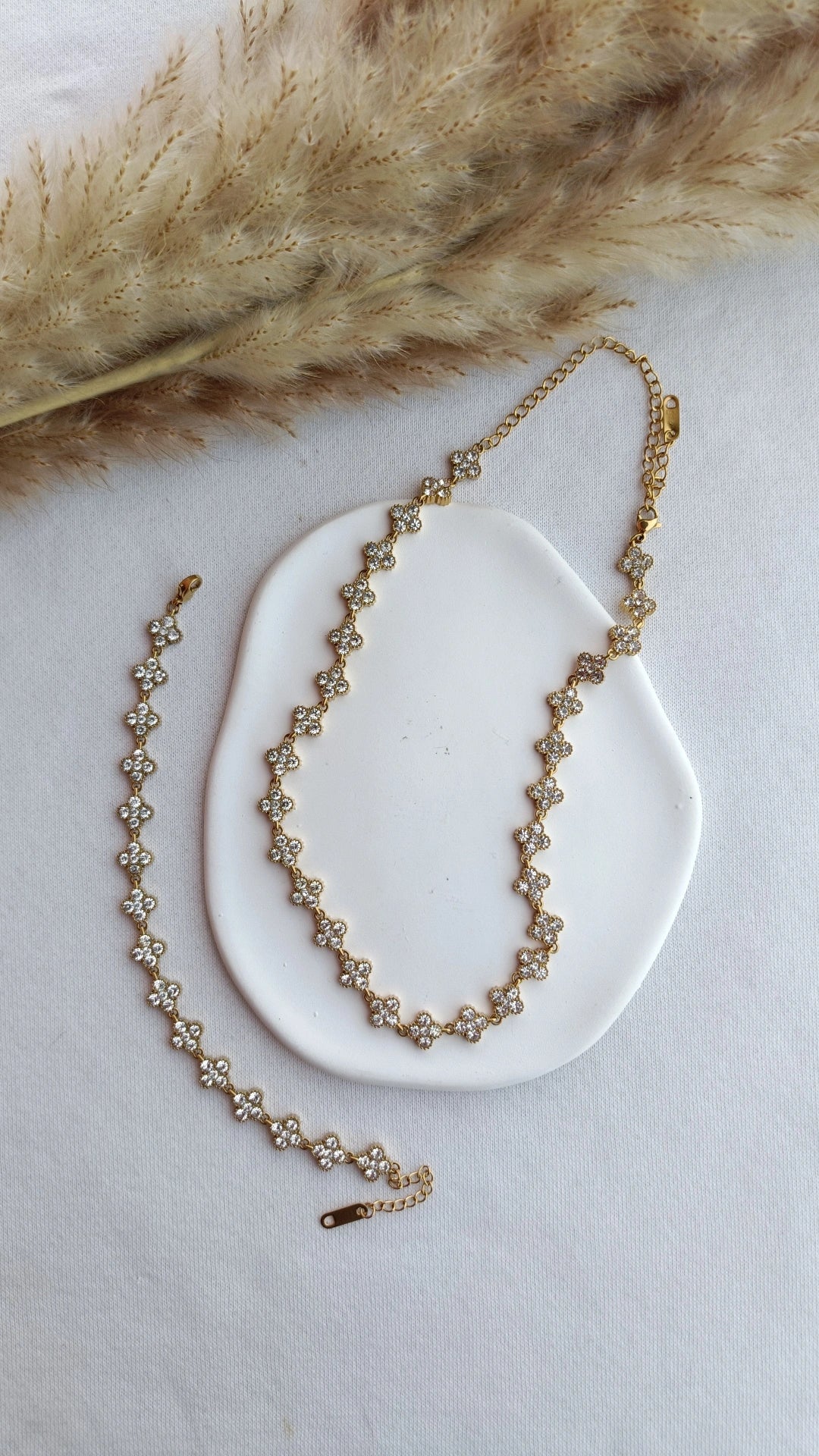 Conjunto de Aço Dourado de Inspiração Swarovski de Trevos com Brilhantes Brancos