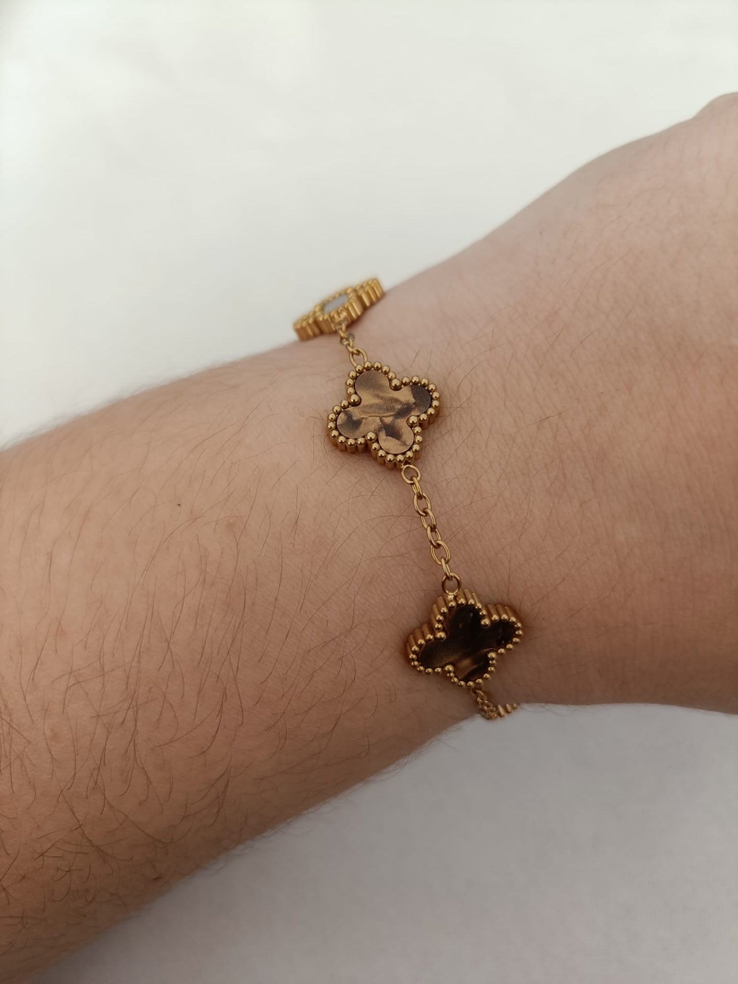 Pulseira de Aço Dourado de 5 Trevos Castanhos Madrepérola