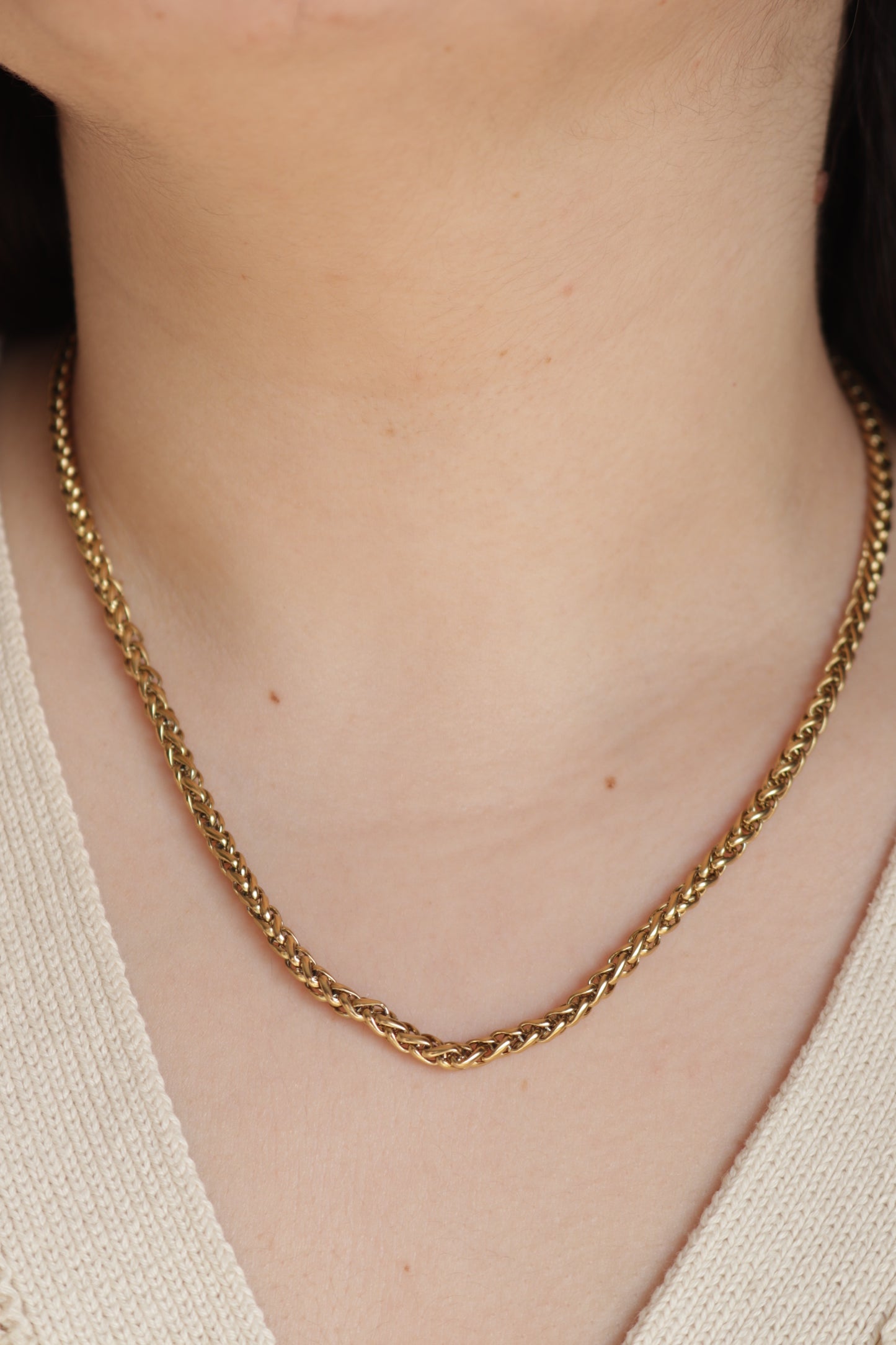 Colar de Aço Dourado Entrelaçado