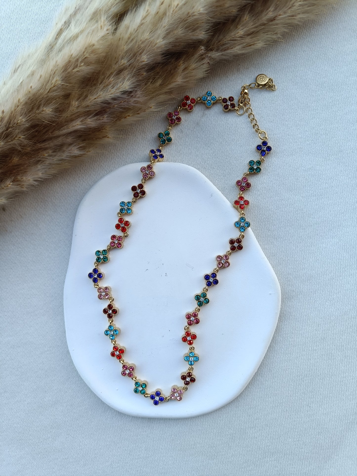 Colar de Aço Dourado Inspiração Swarovski de Trevo com Brilhantes Coloridos